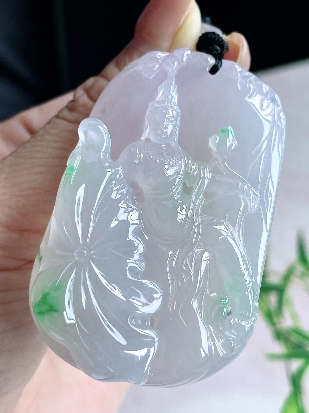 【裸石】冰种飘花荷花自在观音牌吊坠 【说明】缅甸 无裂 性比高 超厚起胶感 双面雕工 【尺寸】61.5-38.2-12 【重量】60.7克