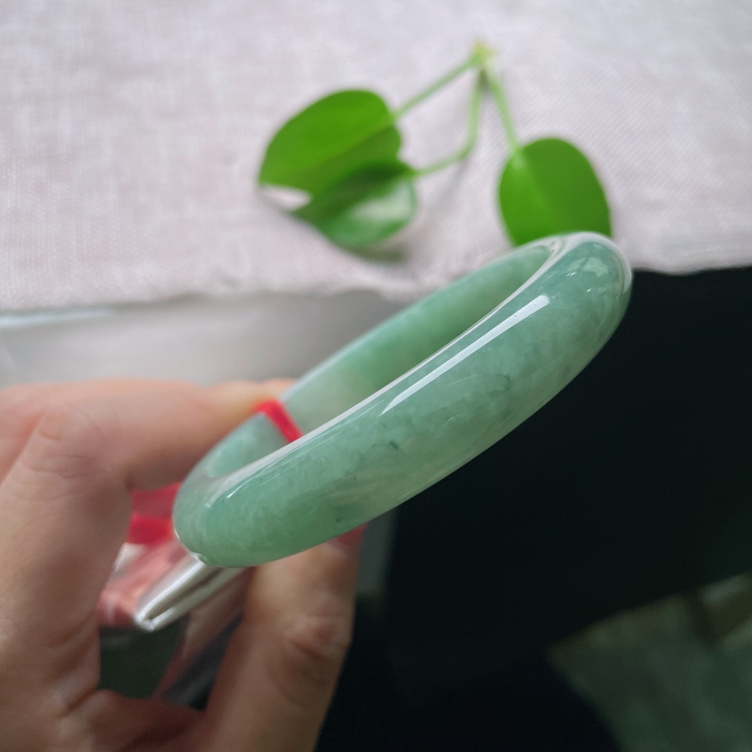 58.5/12/8.4，绿底正圈，晶体线，青调醇厚柔和，镯身自带天然飘花，如远山含黛，低调大气耐看。ss58773a