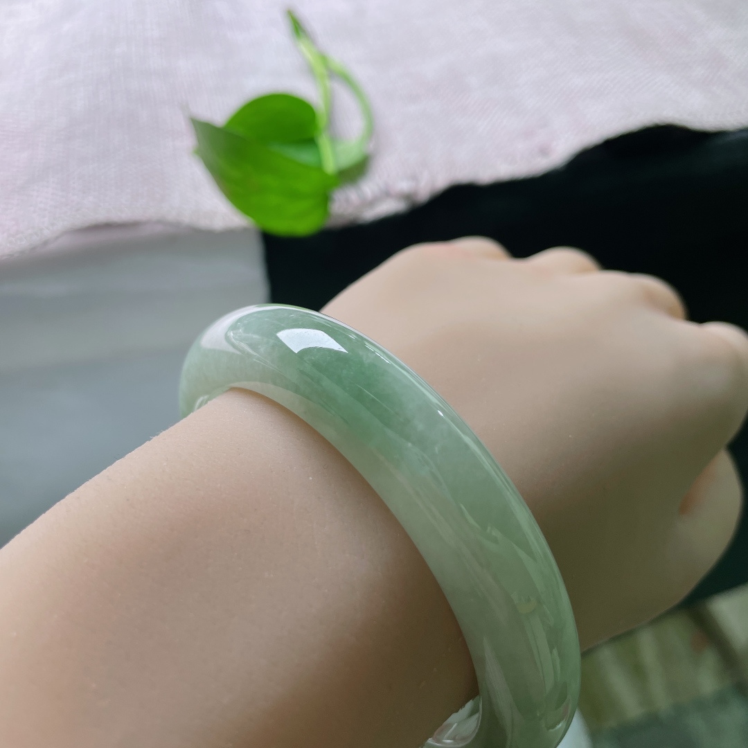 58.8/13.3/9.3，绿底正圈，通体淡青雾感底色，下端晕染一片柔和翠色，玉质温润细腻，端庄耐看，日常佩戴衬肤显温柔。皮纹，ss53208a