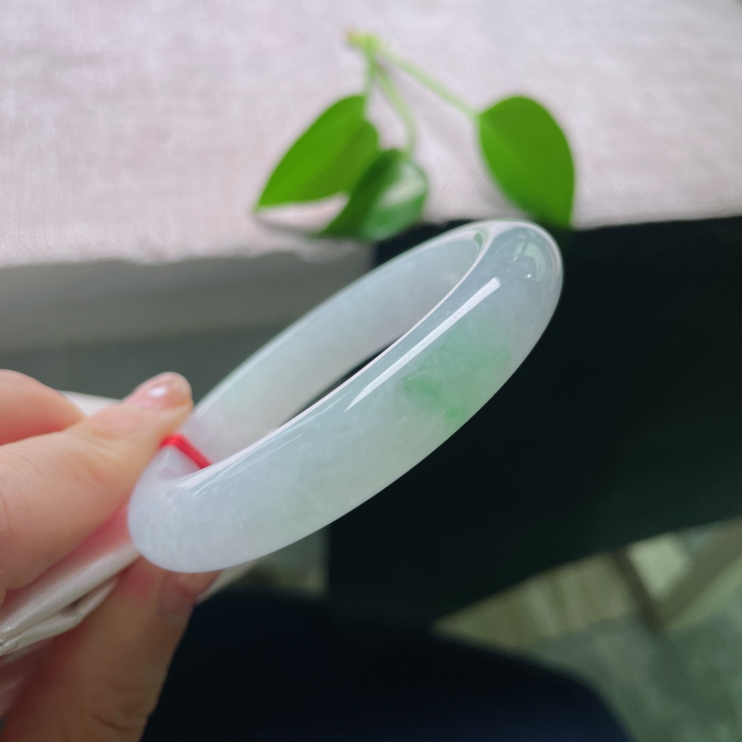 53.6/12.1/8.6，飘花正圈，晶体线，底子清润柔和，片片绿花随性晕染，如青山落于腕间，意境唯美。ss58844a