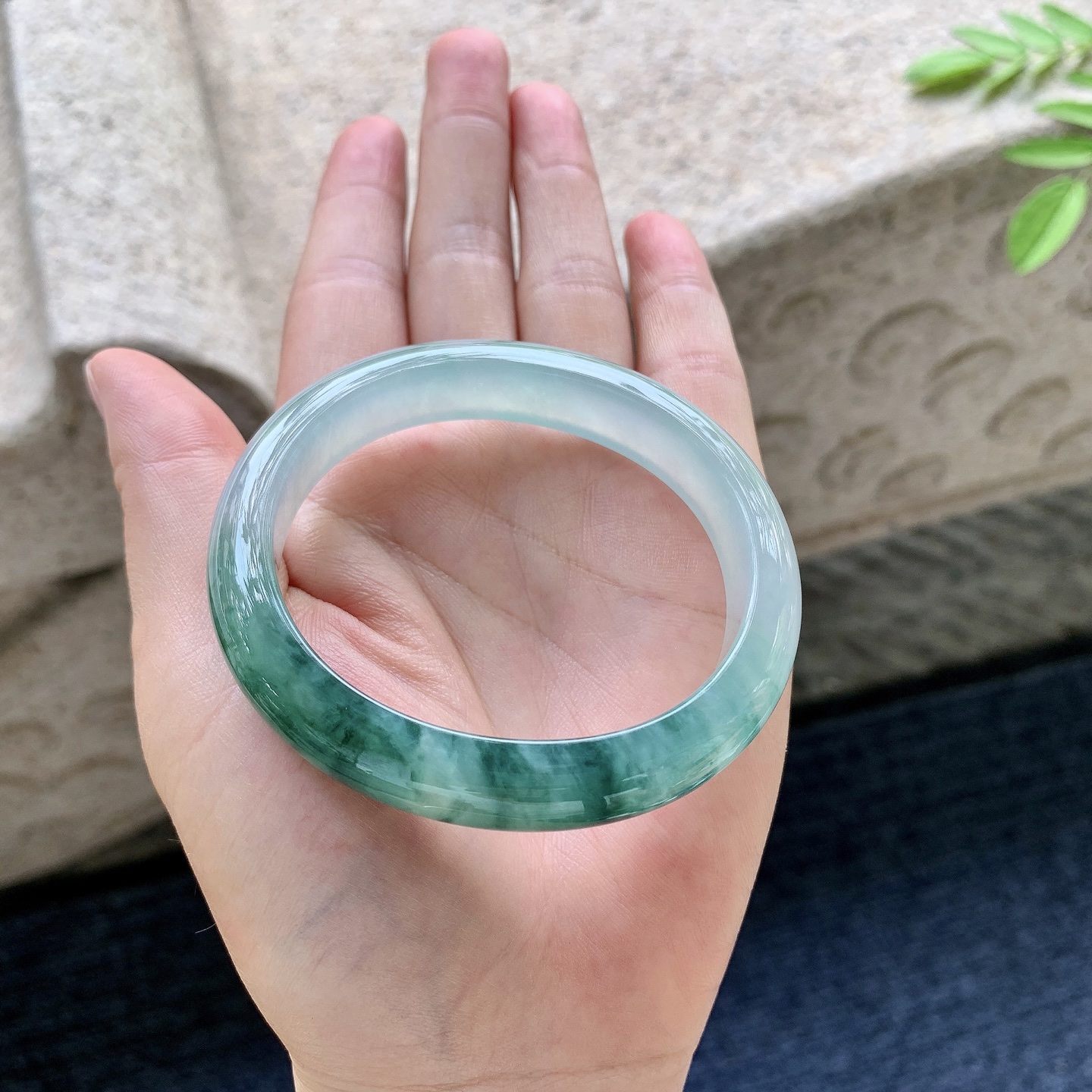 贵妃52 53 圈口55.4/49.7/11.8/7.5 编码Q6091645 冰飘花，清透，水润，种老，细腻，无裂
