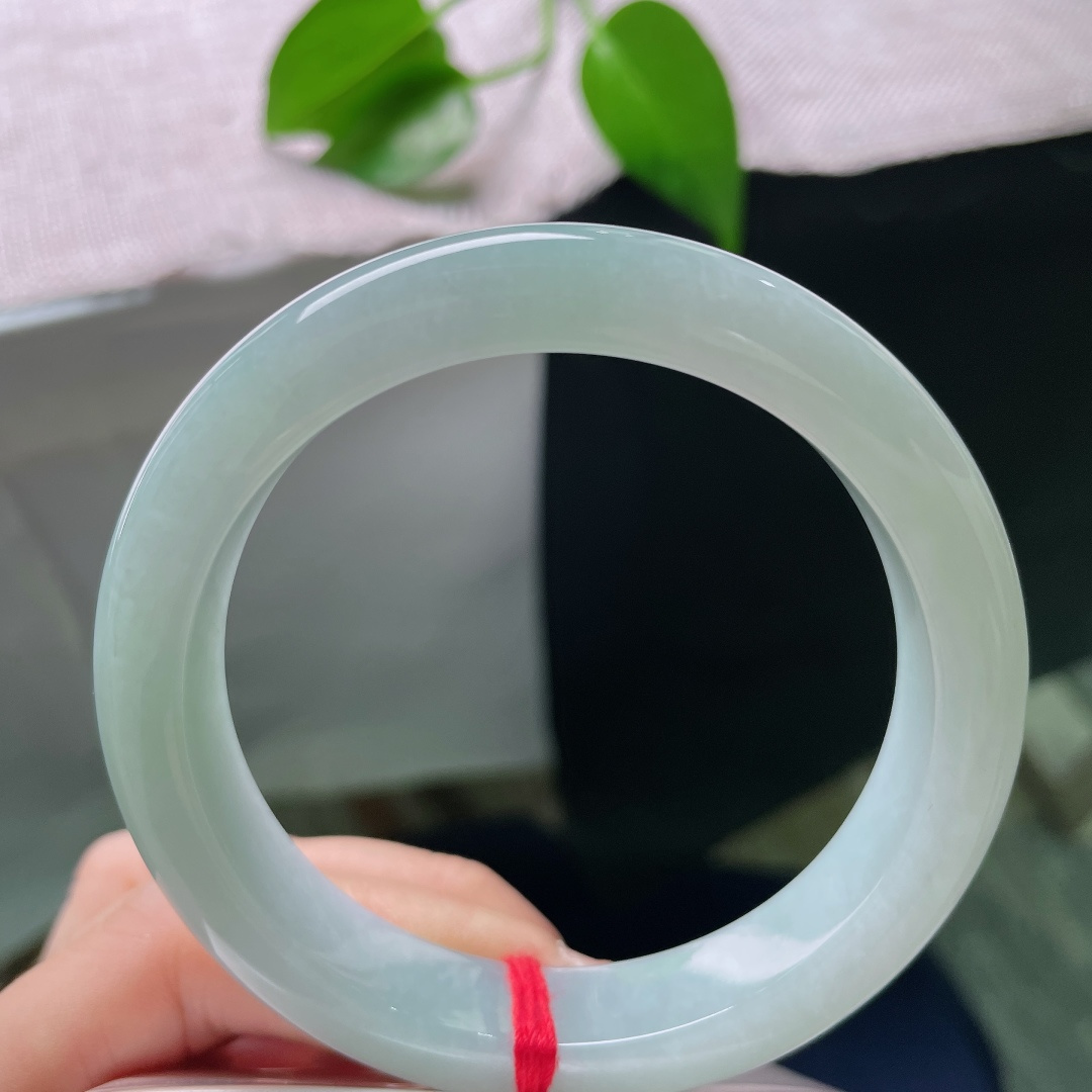 58/11.9/9.7，蓝底正圈，无裂，整圈底色匀净柔和，把一汪幽谧湖水凝于腕间，蓝调缓缓铺展，清冷氛围感扑面而来。ss58866a