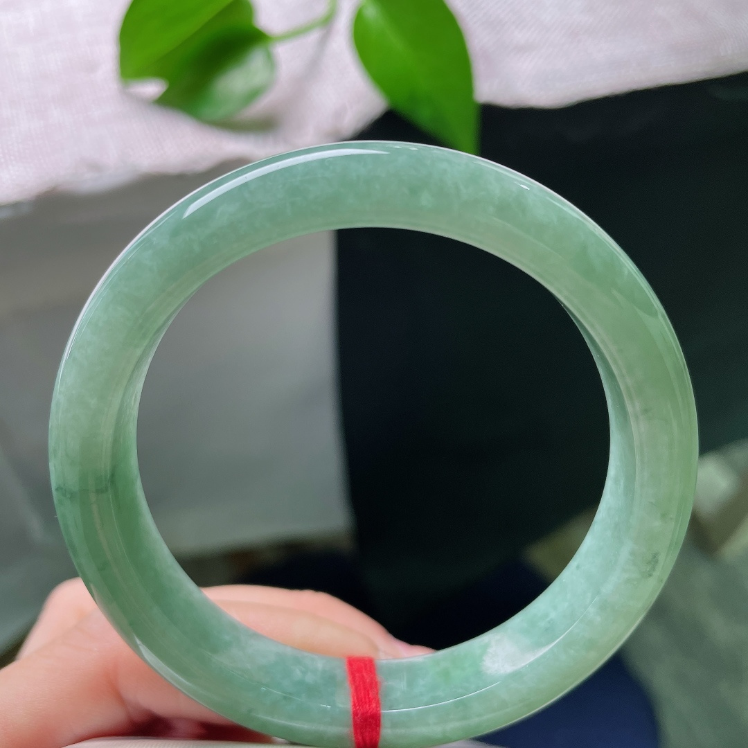58.5/12/8.4，绿底正圈，晶体线，青调醇厚柔和，镯身自带天然飘花，如远山含黛，低调大气耐看。ss58773a