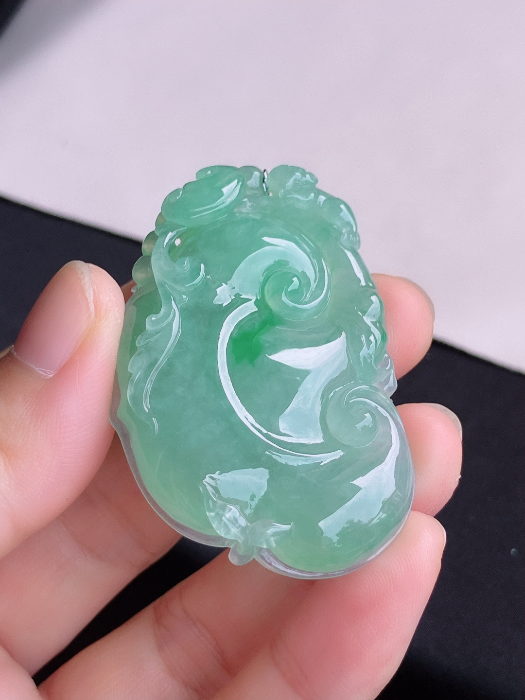 ️，冰飘绿大如意，晶莹剔透，花色清爽，尺寸53.5/34.6/7.6/自然光实拍