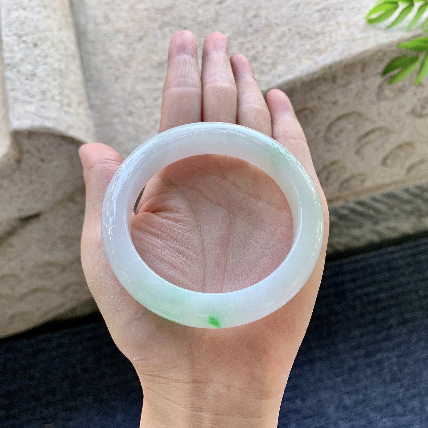 正圈55 56 圈口56.6/12.3/9.2 编码DZ091207 细糯飘绿，水润，种老，细腻，打灯有棉线