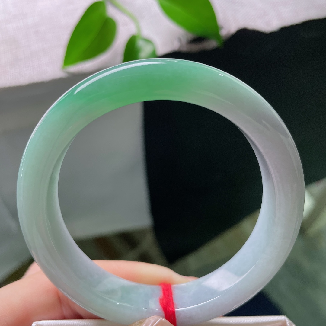 56.2/12.6/8.7，飘绿正圈，无裂，玉质细腻温润，淡紫为底，鲜翠点缀，双色相融，尽显玉石天然