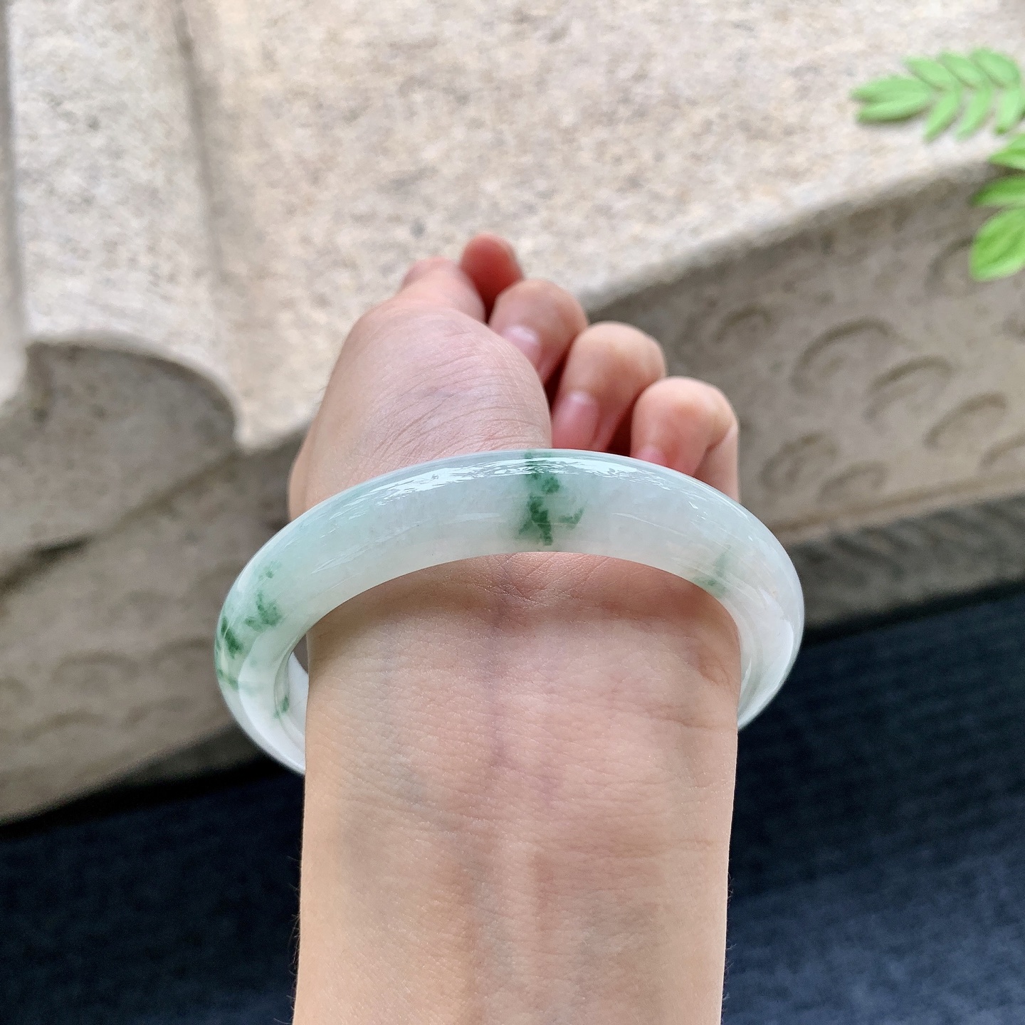 正圈58 59 圈口59/11.6/8.8 编码HJ090806 糯冰飘绿花，水润，种老，细腻，打灯有絮线