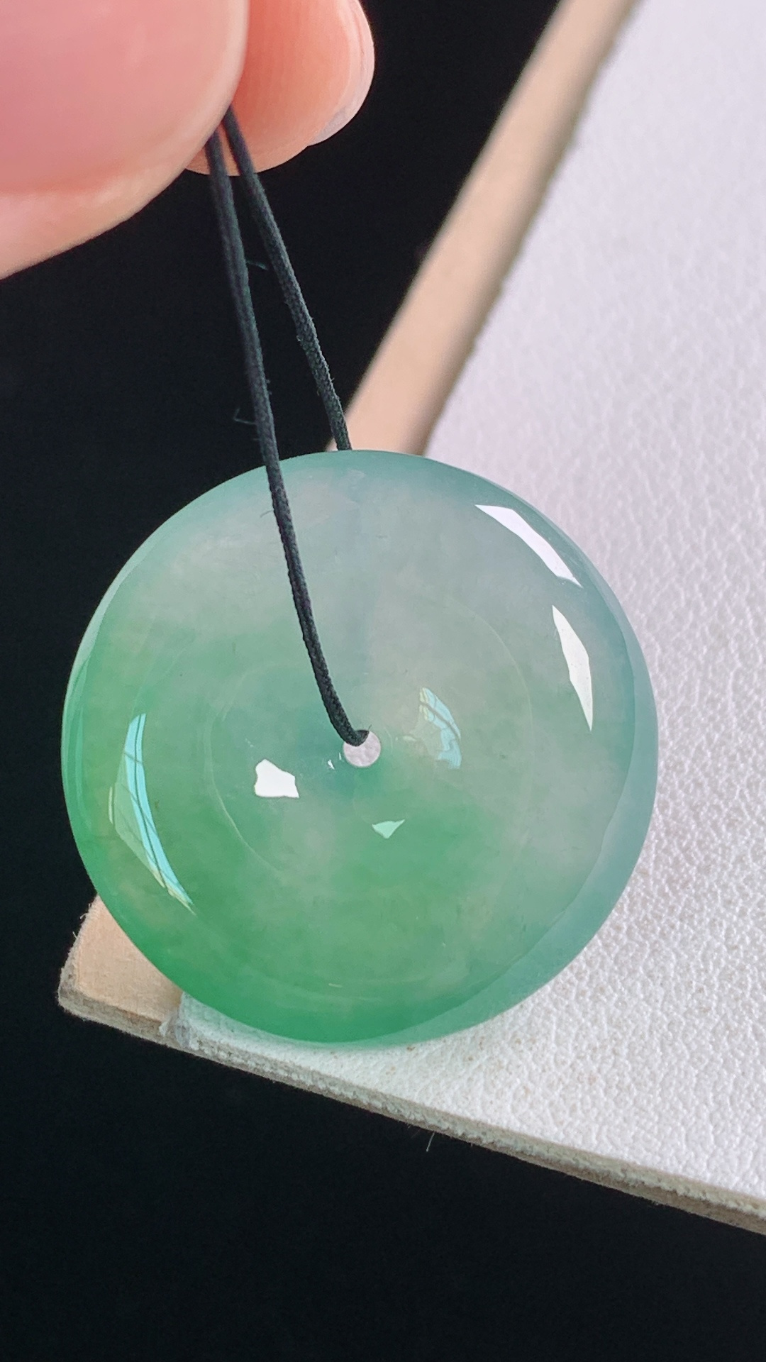 冰晴平安扣 种色俱佳，胶感十足，无裂，尺寸:24.9-6.0mm 14