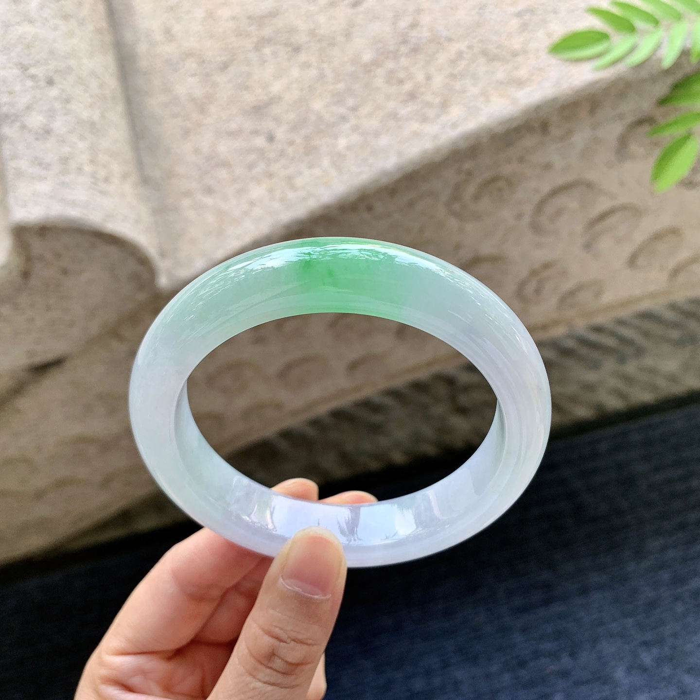 正圈60 61 圈口61.4/13.8/9.4 编码D5091522 冰糯春带彩，飘绿，水润，种老，细腻，无裂