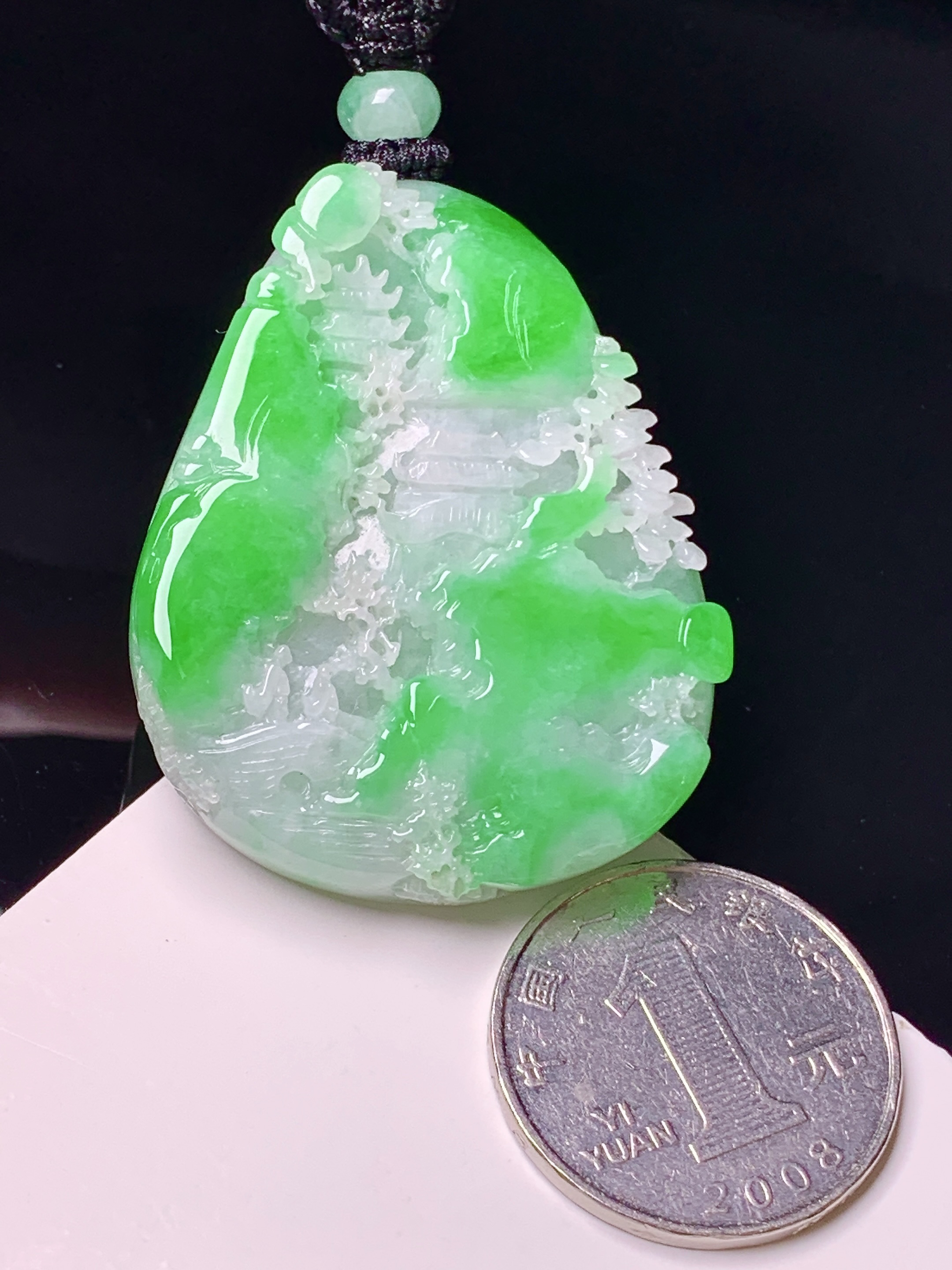飘绿山水牌子吊坠 玉质细腻 色泽艳丽清新 水润亮眼 整体尺寸46.6*36.6*8.8 w1