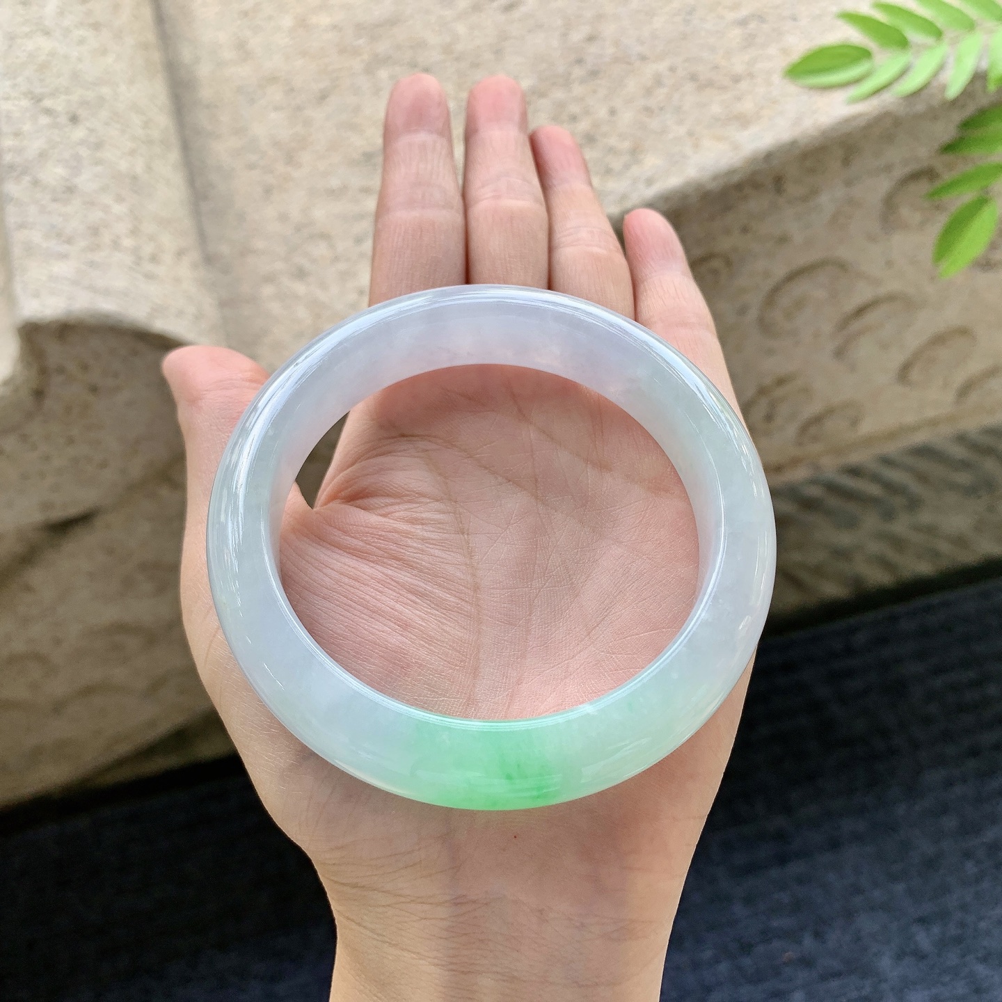 正圈60 61 圈口61.4/13.8/9.4 编码D5091522 冰糯春带彩，飘绿，水润，种老，细腻，无裂