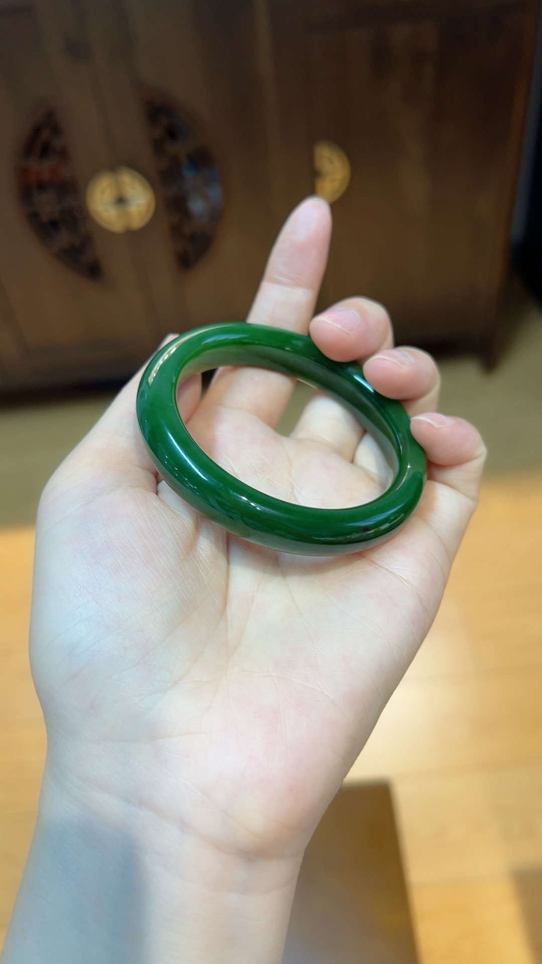 碧玉｜辣阳绿｜手镯

圈口54 宽12 厚9mm