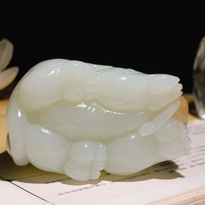 新疆且末糖白太平盛像大象把件！尺寸58/38/44重186.5克。玉质细腻油润。手推出油。佩戴高端典雅。lt260916