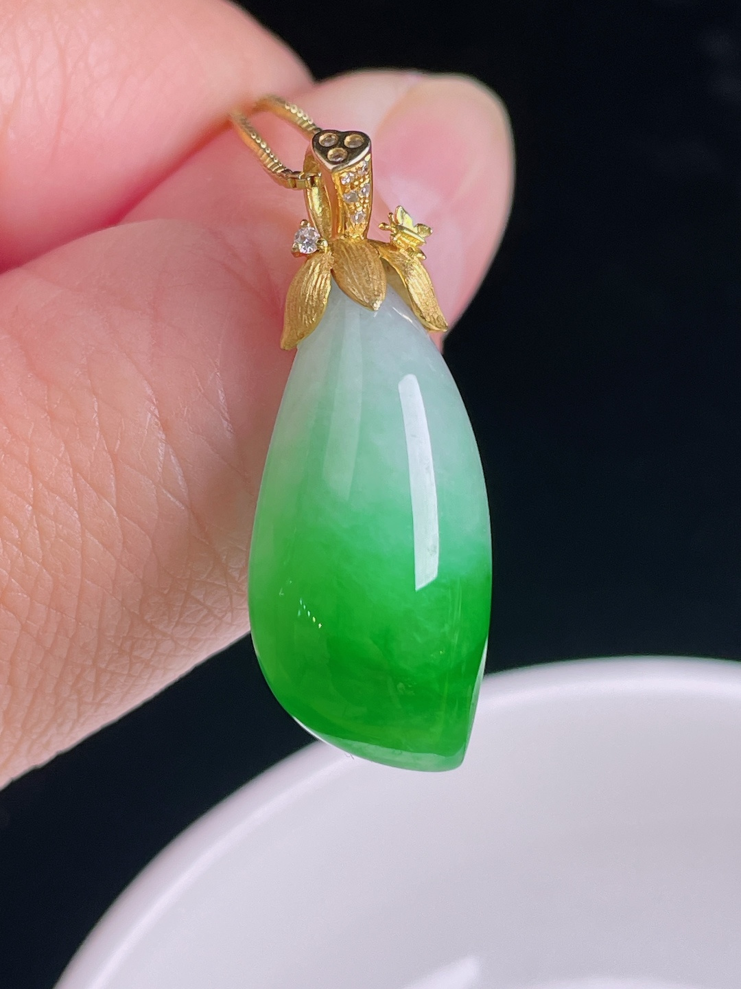 辣绿随形，18k镶嵌，老种起光，细底通透，尺寸：32.2裸石26/12.8/7mm0917