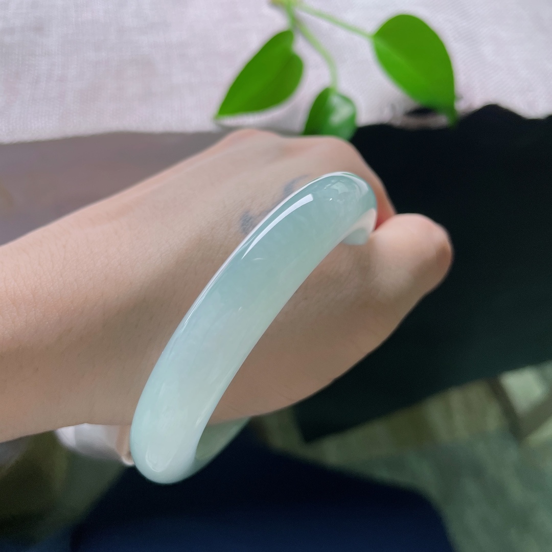 54.3/11.4/8.7，蓝底正圈，内晶体线，淡雅晴水底干净纯粹，种水通透，色调沉静柔和，上手温婉大方。ss59080a