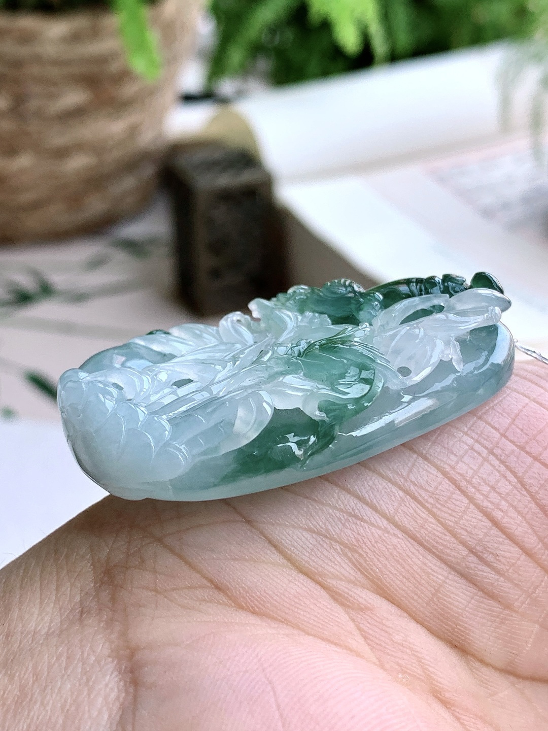 【裸石】️糯冰飘花喜上眉梢竹子竹节吊坠 【说明】缅甸 性比高 超厚 【尺寸】48.8-29.8-10.2 【重量】31.2克