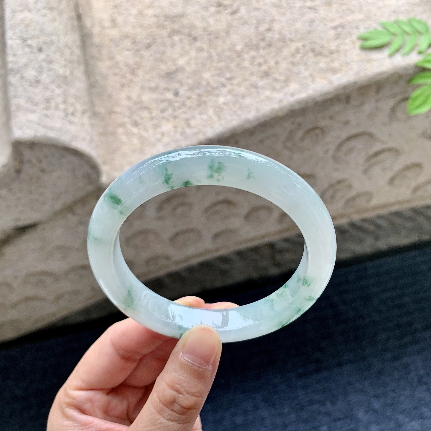 正圈58 59 圈口59/11.6/8.8 编码HJ090806 糯冰飘绿花，水润，种老，细腻，打灯有絮线