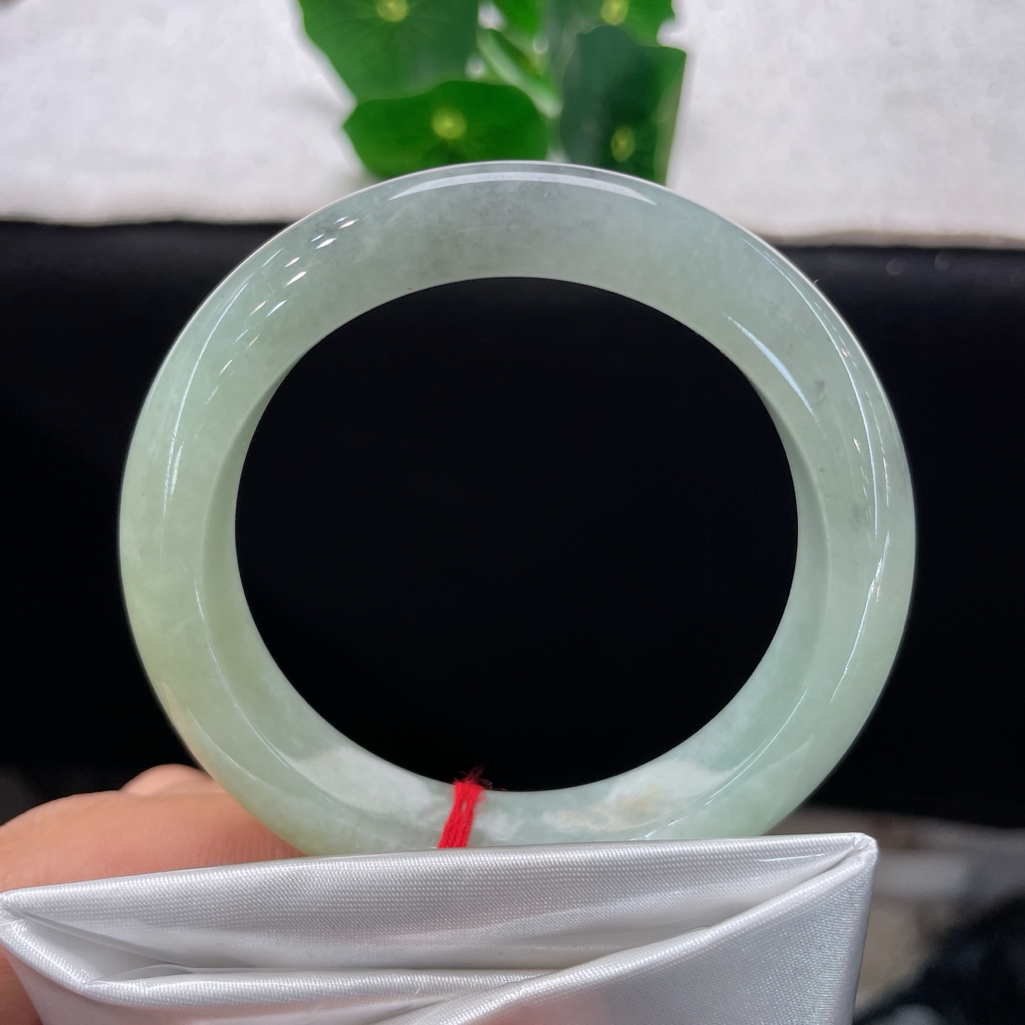 天然翡翠手镯 圈口53.2/12.2/8.5，黄翡正圈，52/53可戴，清爽晴水底色，一抹黄翡点睛，无裂