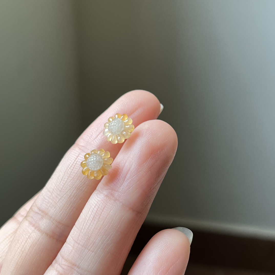 4号，18K金扣镶冰黄翡俏色向日葵耳钉，太阳花，向阳花，种水好，冰透无裂，尺寸9.1×4.1，送耳塞