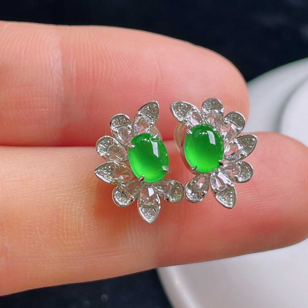 ️冰绿耳钉，18k镶嵌，老种起光，细底通透，尺寸：裸石6.3/4.7/2.3mm0917