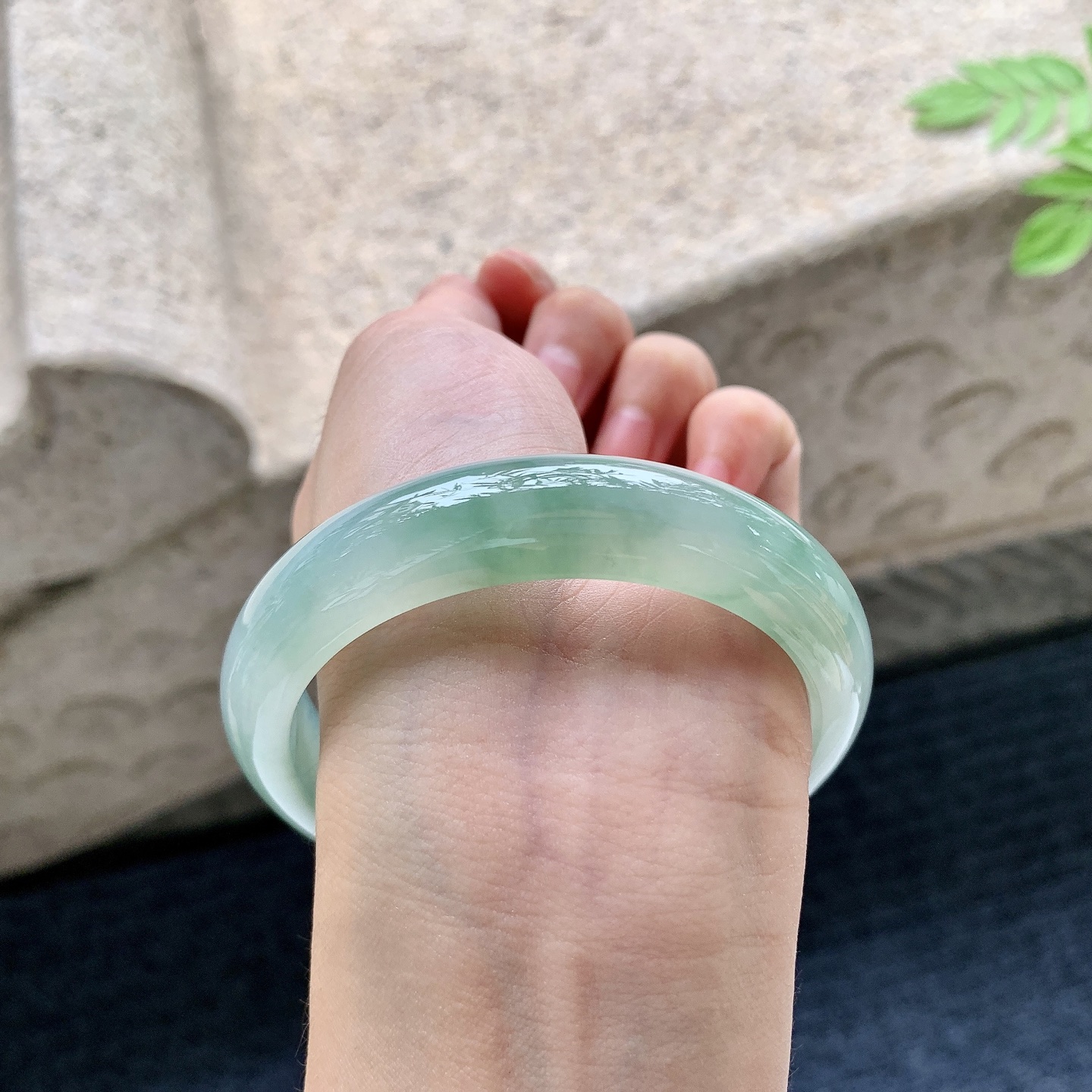 正圈56 57 圈口57.2/13/8 编码Q5090722 糯冰飘绿，水润，种老，细腻，无裂