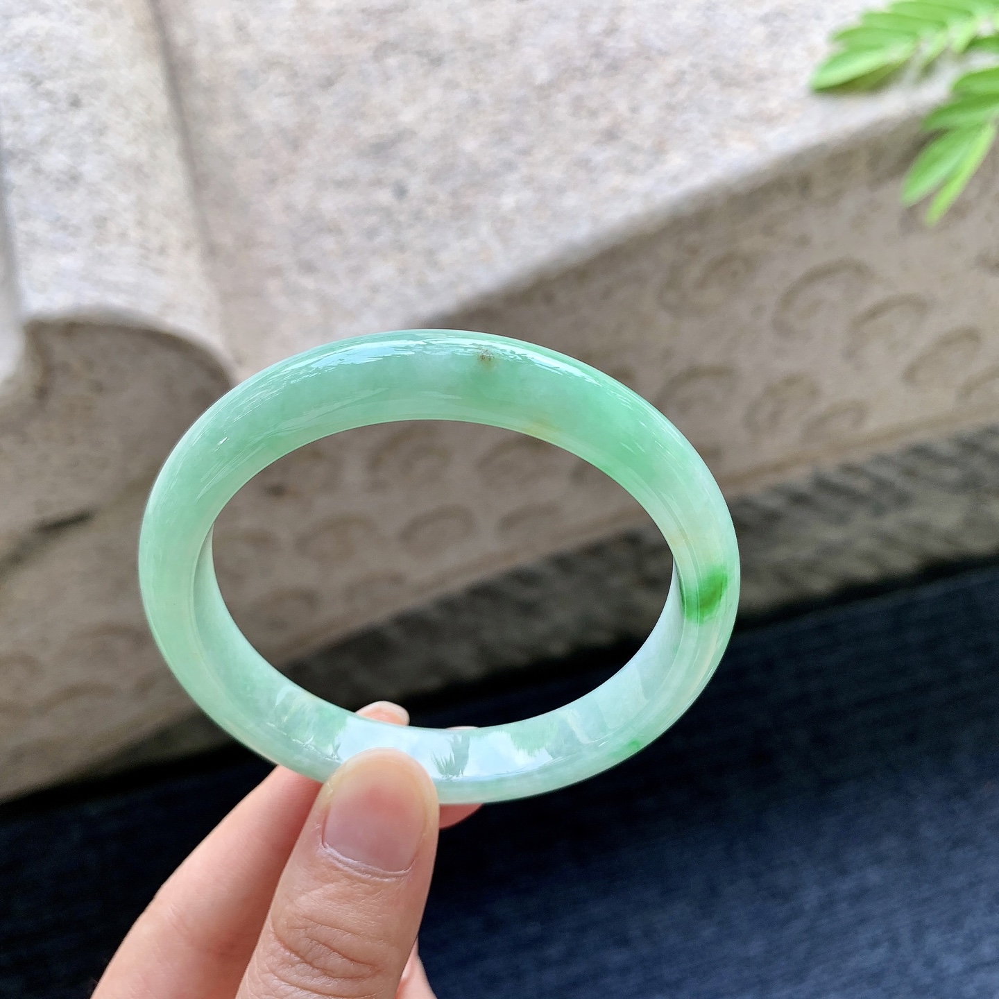 正圈56 57 圈口57/11/7 编码W6091823 细糯飘绿，水润，种老，细腻，有矿点