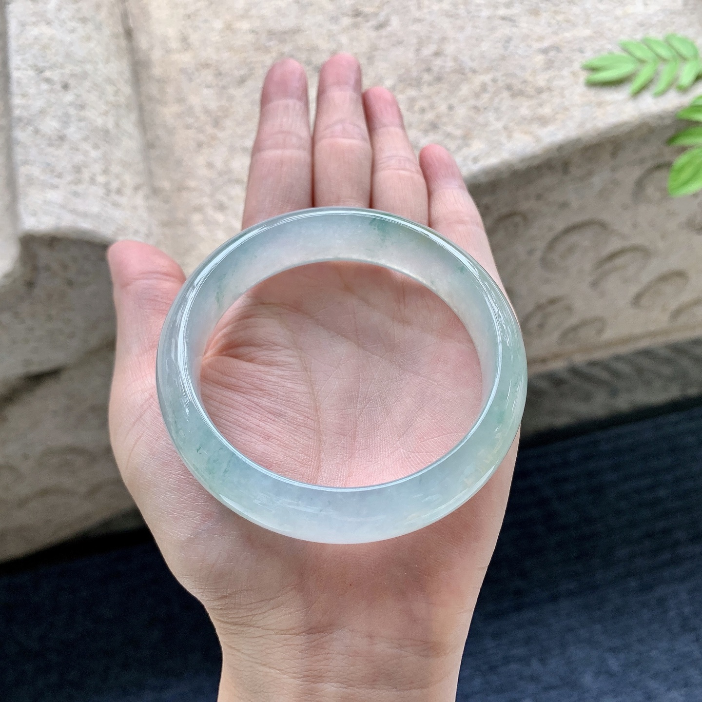 正圈57 58 圈口58/15.7/8 编码HJ090802 冰糯飘花，水润，种老，细腻，无裂