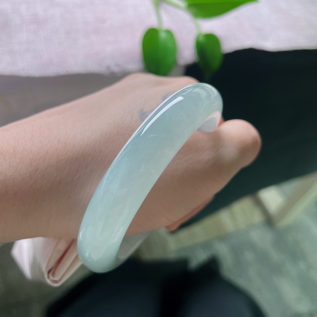 55/12/8.7，蓝底正圈，晶体，冰底浅晴平安镯，玉质细腻温润，淡青底色清雅柔和自带柔光。ss59095a