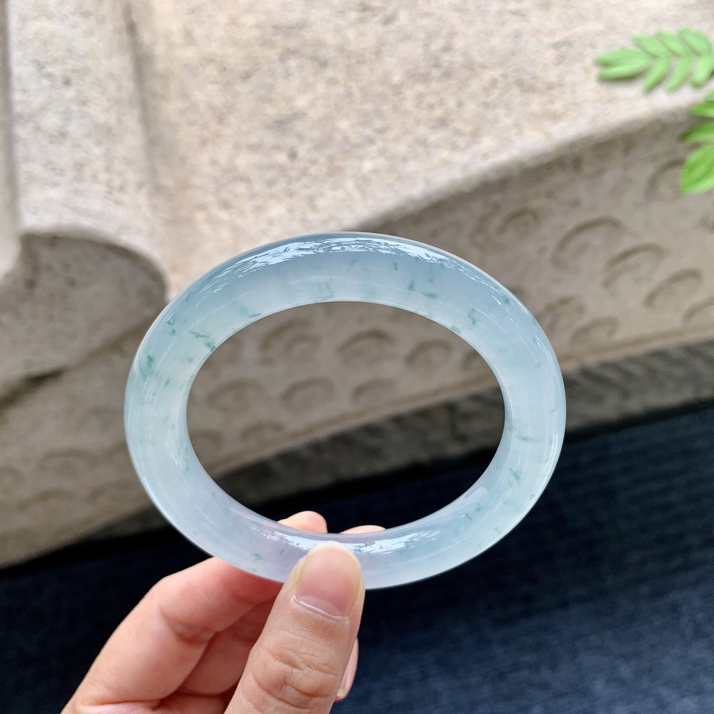 圆条56 57 圈口57/11.6/10.2 编码HW090811 冰飘花，水润，种老，细腻，打灯有絮线