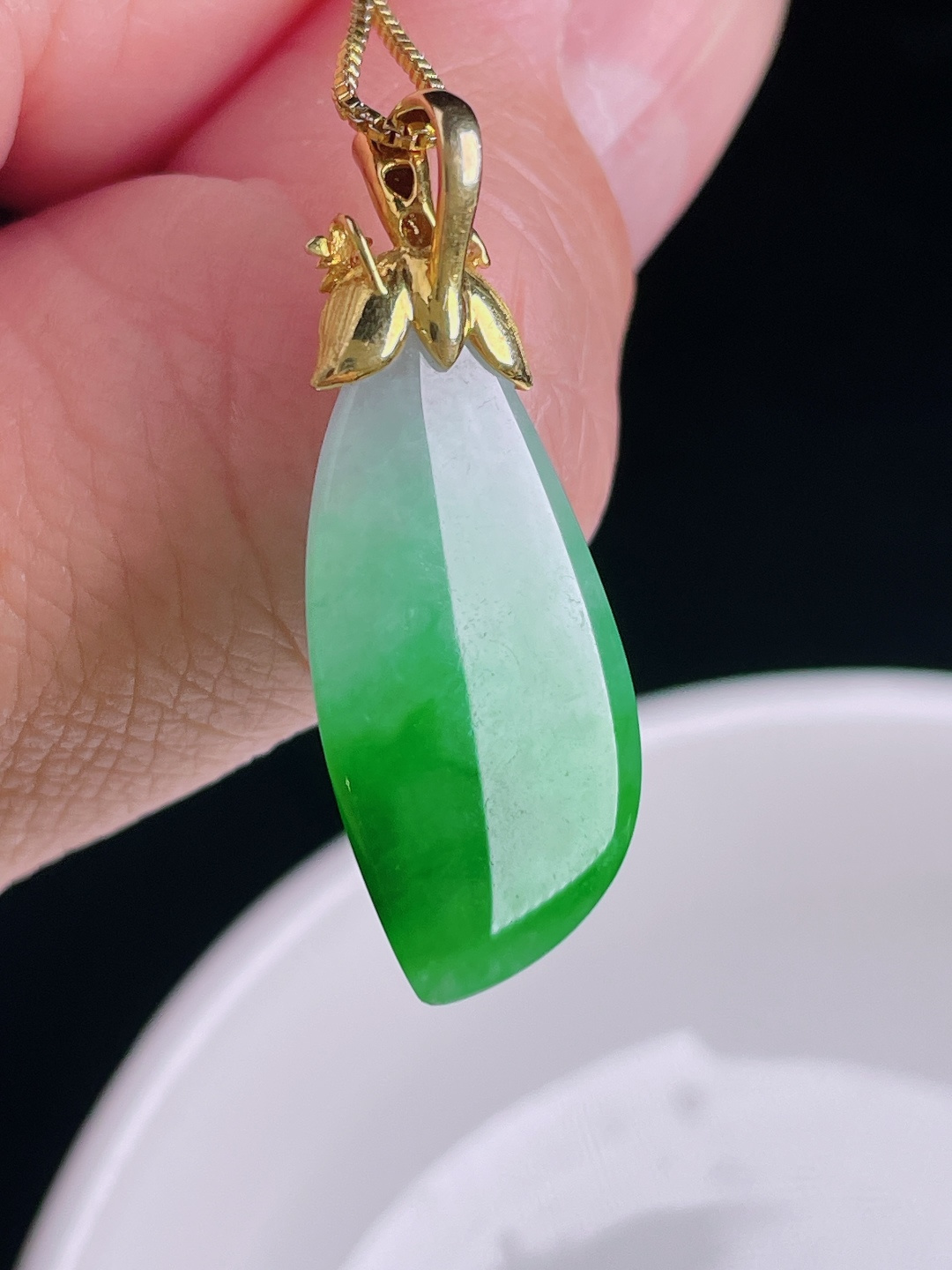 辣绿随形，18k镶嵌，老种起光，细底通透，尺寸：32.2裸石26/12.8/7mm0917