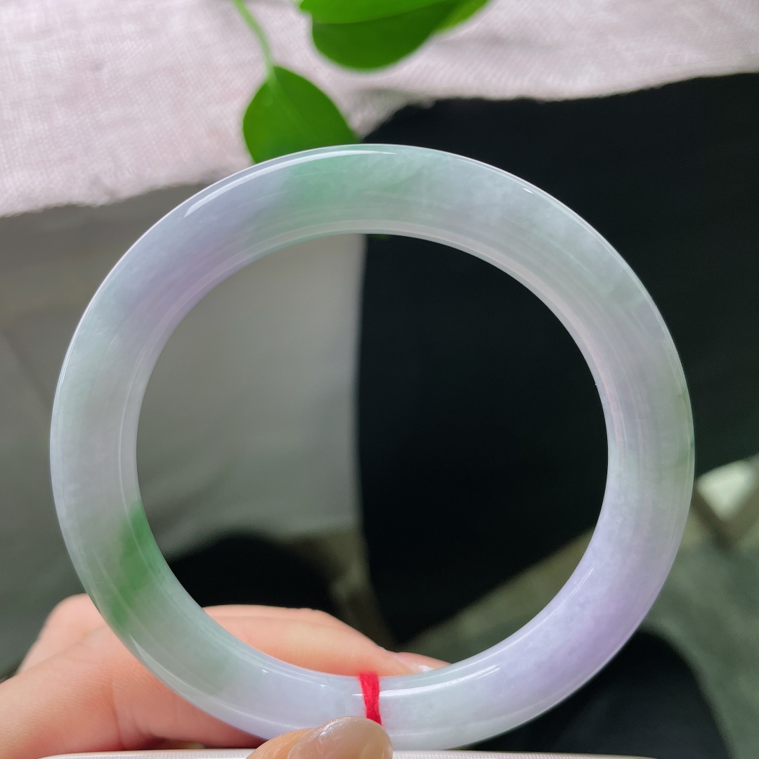 57/9.5，春彩圆条，横纹，玉质细腻，朦胧紫底萦绕翠绿，似悄悄藏起的春日，将独属于它的温婉，交付给手腕。ss57877a