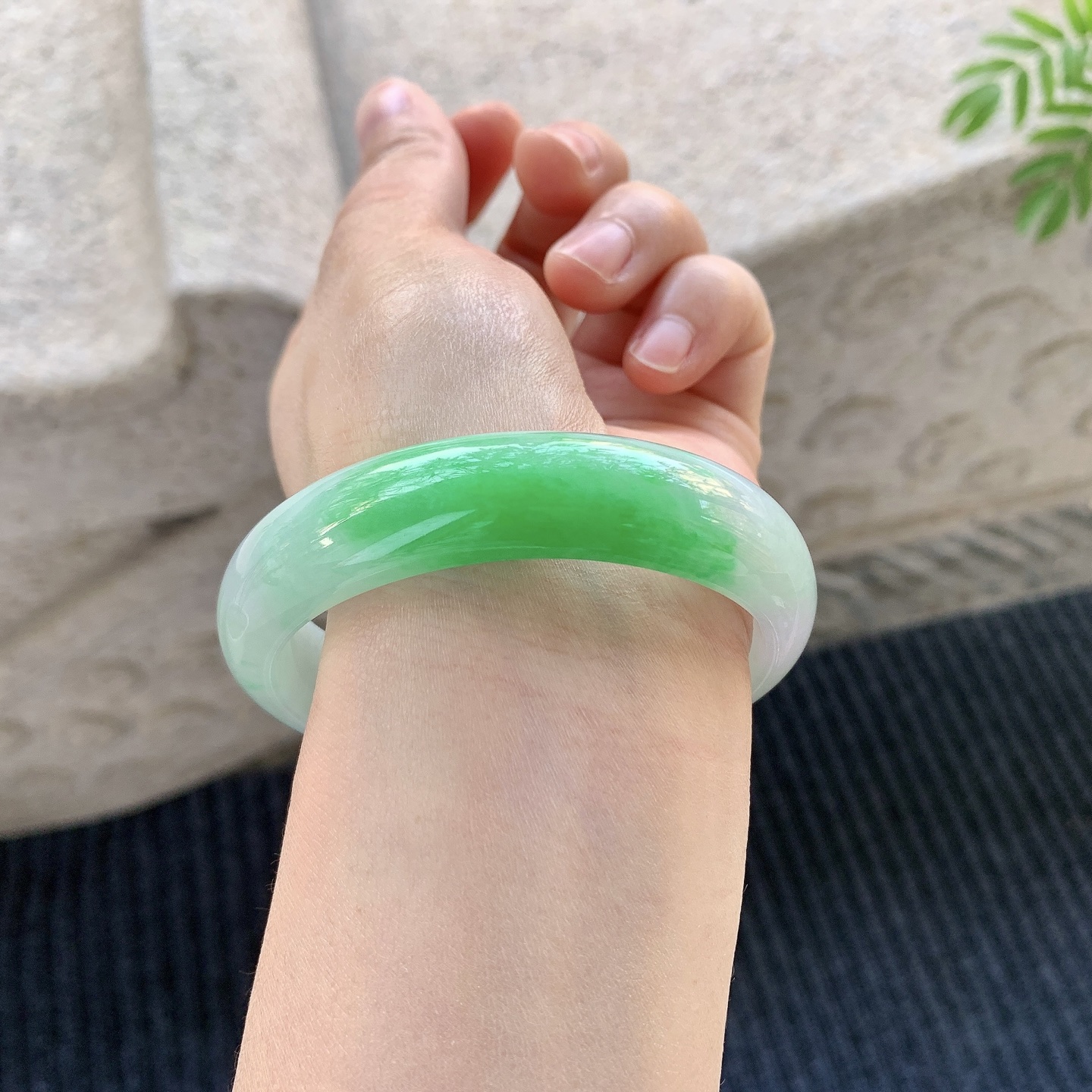 正圈56 57 圈口56.7/14.1/7.7 编码Q5091661 糯冰带一抹阳绿，水润，种老，细腻，打灯有絮线
