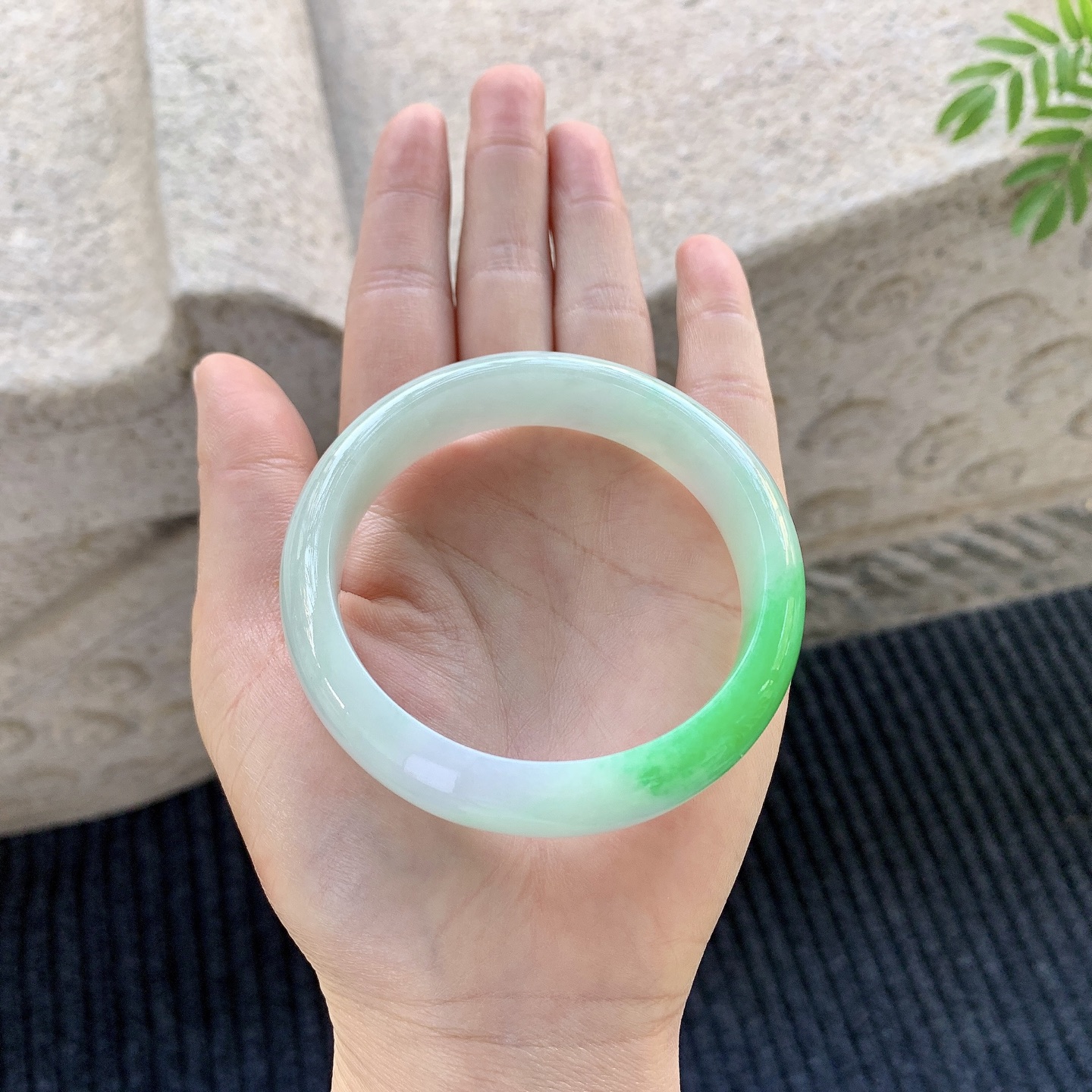 正圈56 57 圈口56.7/14.1/7.7 编码Q5091661 糯冰带一抹阳绿，水润，种老，细腻，打灯有絮线