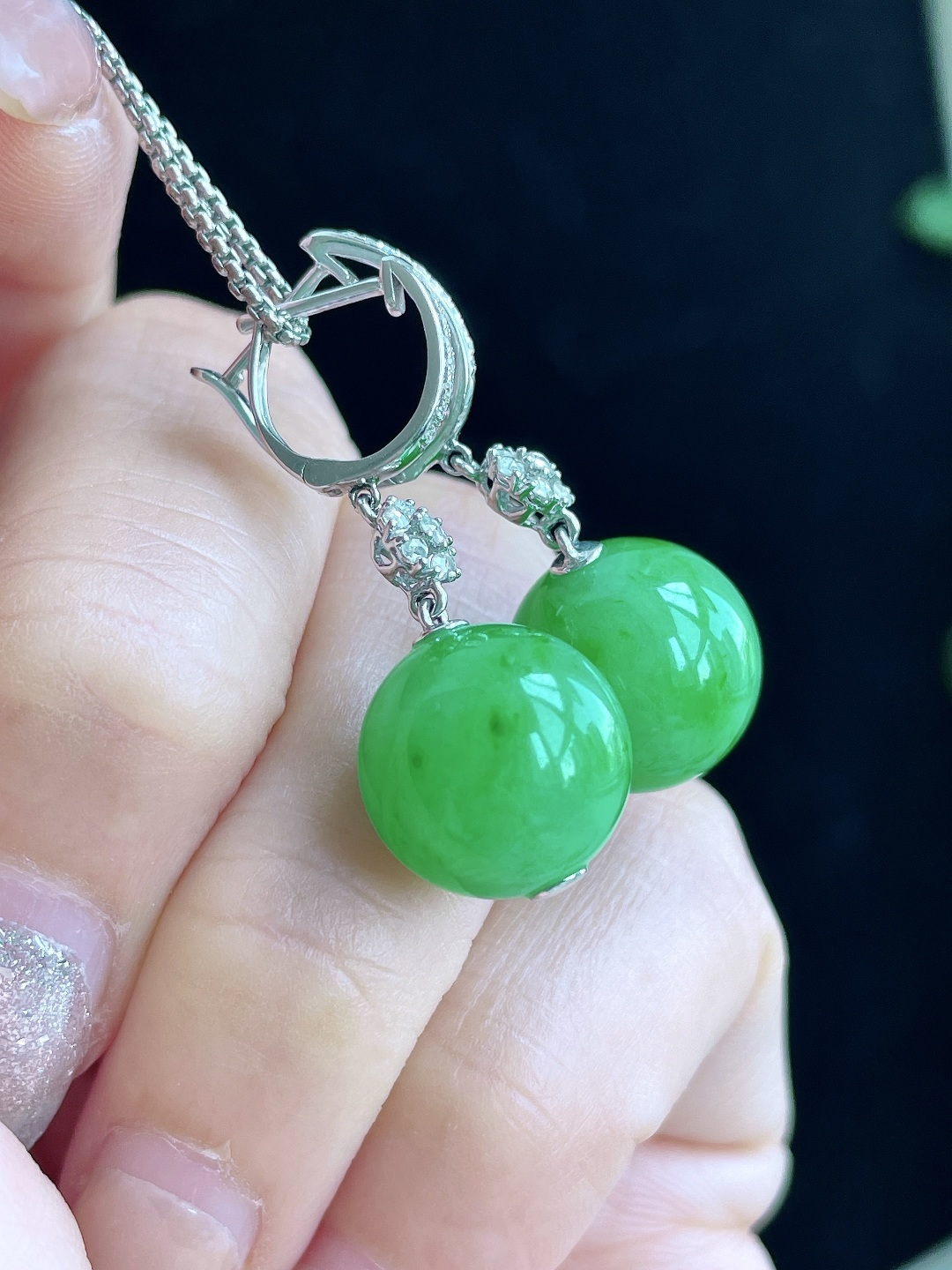 【镶嵌】冰种阳绿珠子圆珠耳坠 【说明】缅甸 18k金镶嵌 无裂 性比高 【整体】32.8 【裸石】