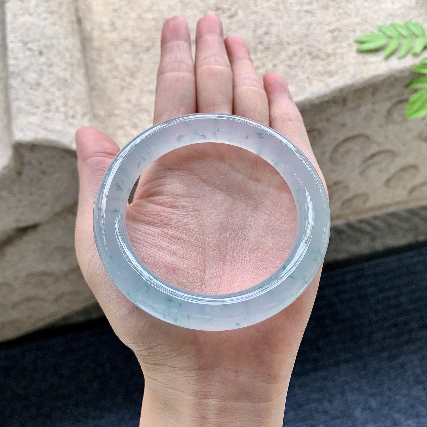 圆条56 57 圈口57/11.6/10.2 编码HW090811 冰飘花，水润，种老，细腻，打灯有