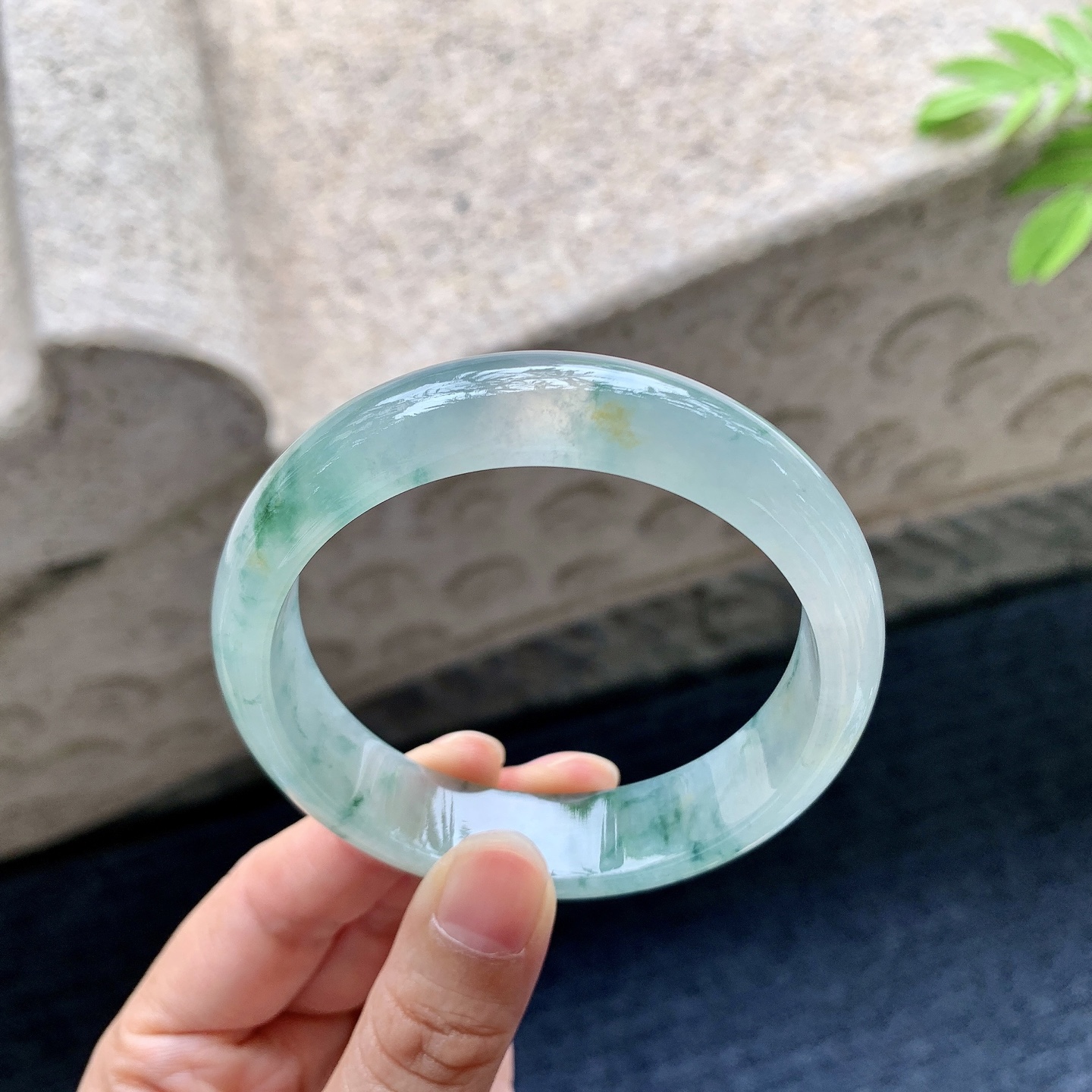 正圈55 56 圈口56.4/13.8/7.3 编码HJ090508 冰糯飘花，飘黄翡，水润，种老，细腻，无裂