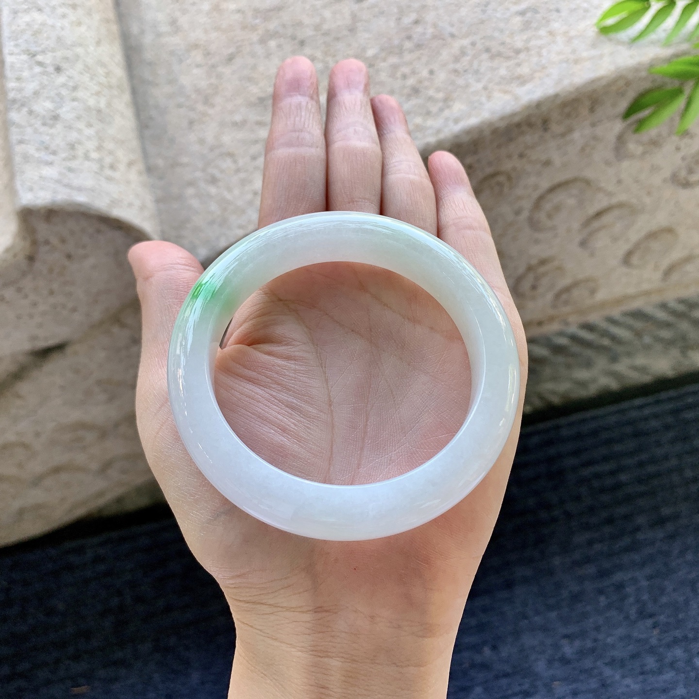 正圈55 56 圈口56.6/12.3/9.2 编码DZ091207 细糯飘绿，水润，种老，细腻，打灯有棉线