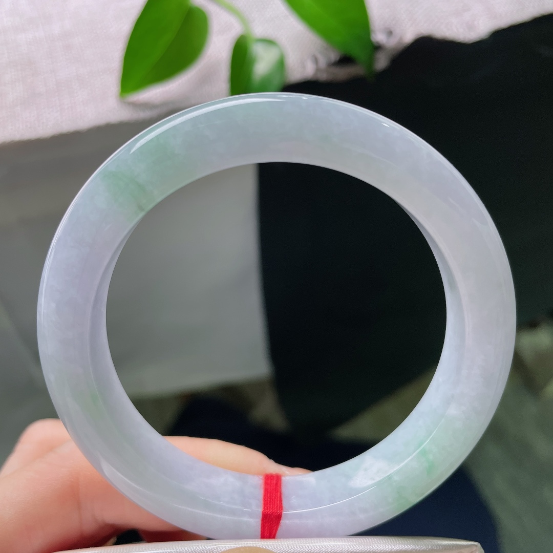 57.8/11.7/9.1，春彩正圈，晶体，玉质冰透细腻，晴底淡雅柔和，一抹翠色晕染，如春风拂过湖面
