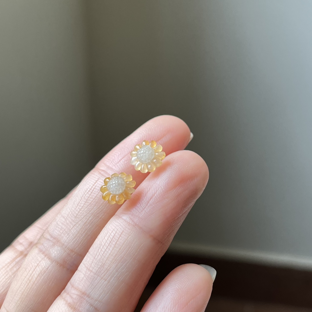 4号，18K金扣镶冰黄翡俏色向日葵耳钉，太阳花，向阳花，种水好，冰透无裂，尺寸9.1×4.1，送耳塞