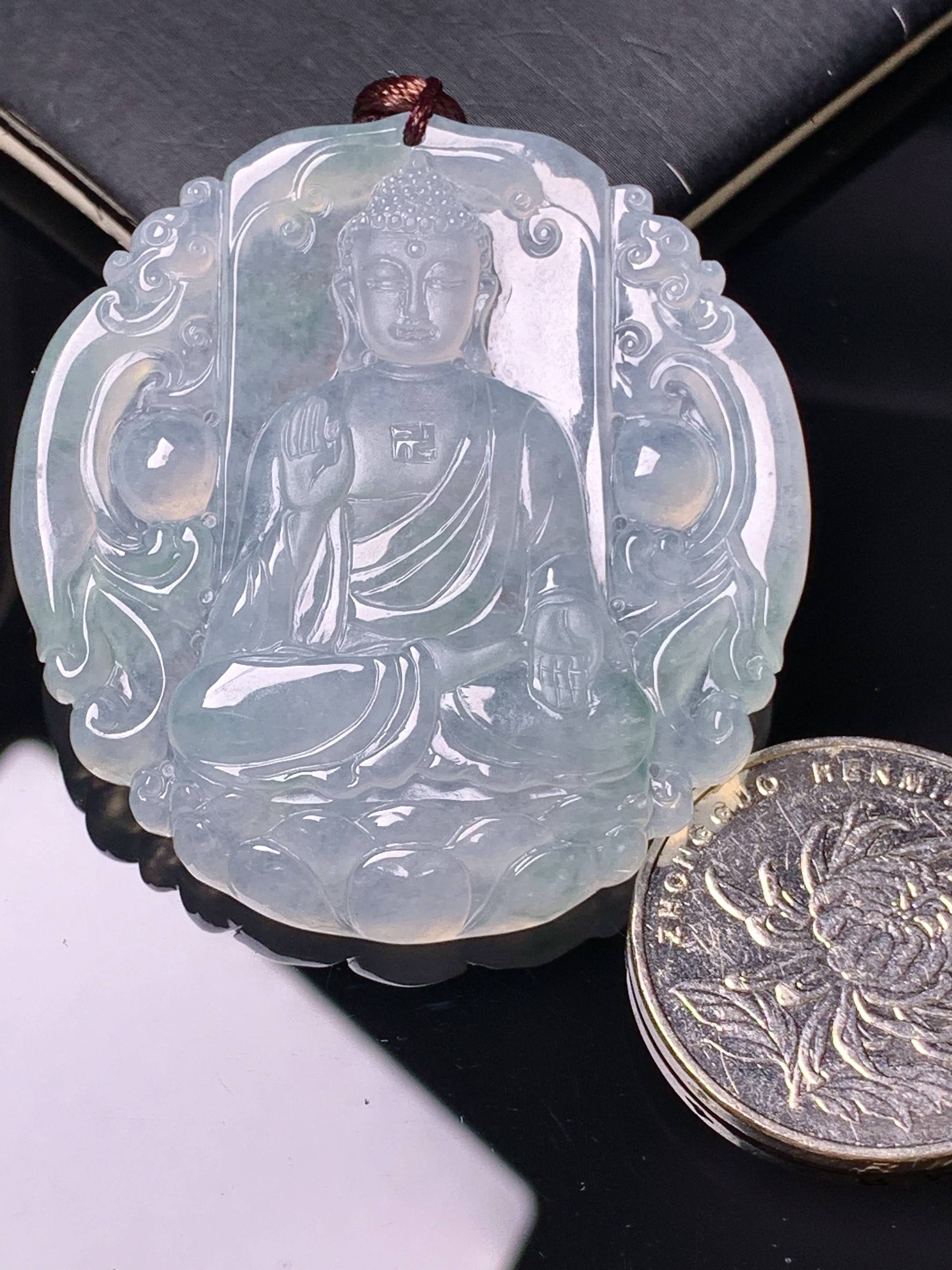 冰种大日如来佛祖吊坠 玉质细腻 色泽艳丽清新 水润亮眼 整体尺寸47.3*41.3*5.8 b2