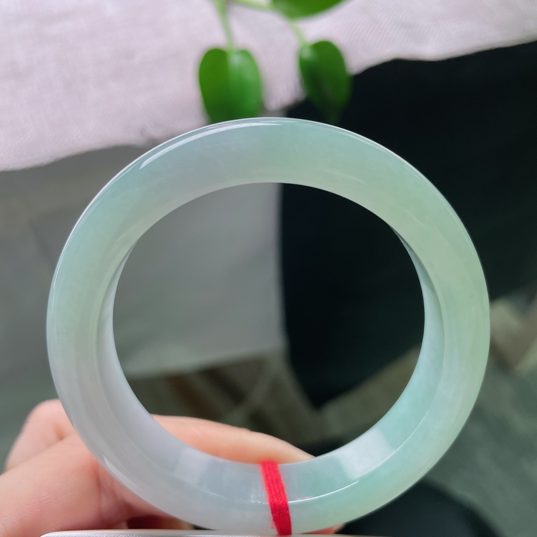 51.7/12.2/8.3，绿底正圈，晶体线不显，冰润晴绿平安镯，玉质细腻通透，一抹清绿灵动温婉尽显雅致。ss59109a