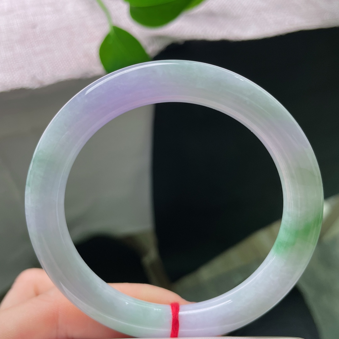 57/9.5，春彩圆条，横纹，玉质细腻，朦胧紫底萦绕翠绿，似悄悄藏起的春日，将独属于它的温婉，交付给