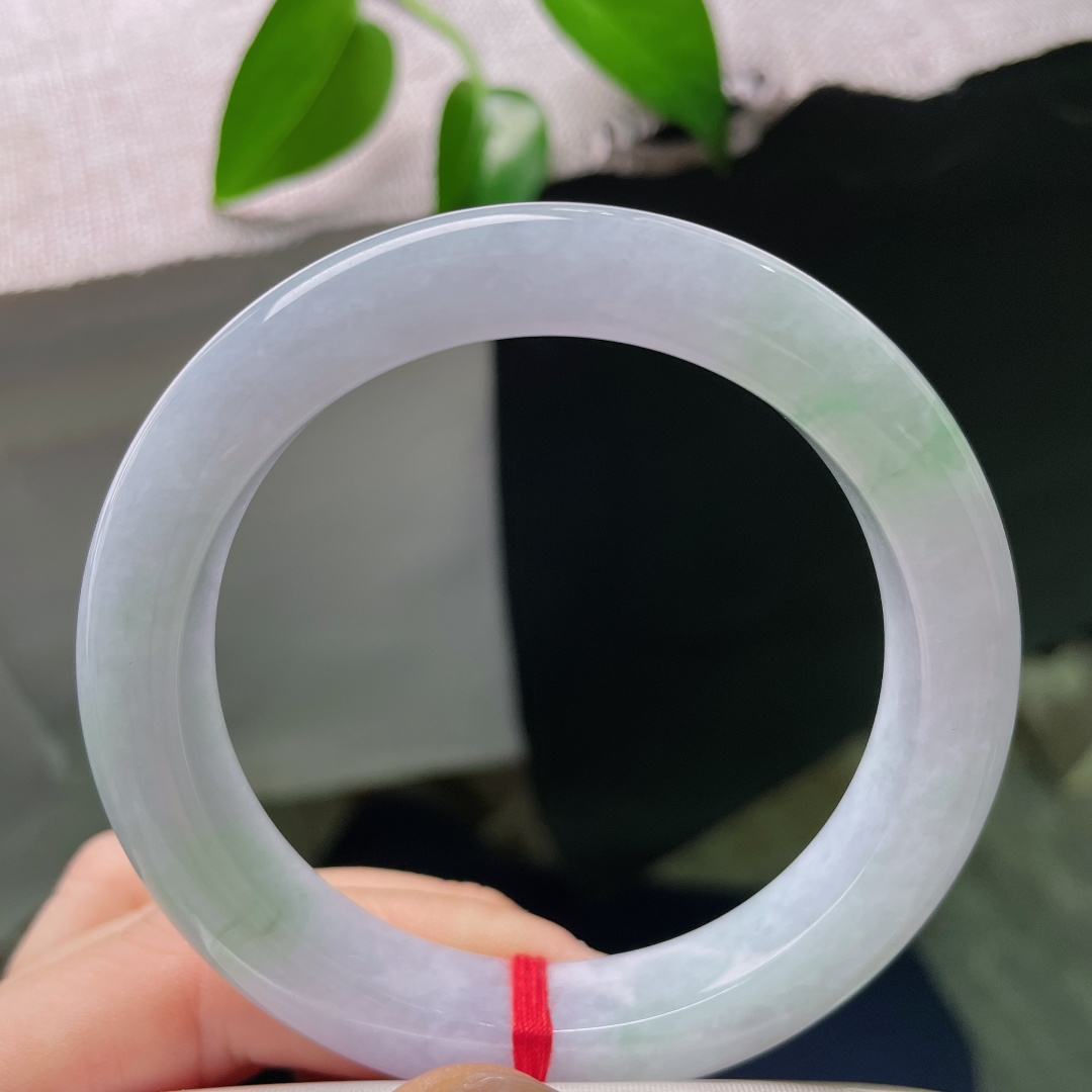 57.8/11.7/9.1，春彩正圈，晶体，玉质冰透细腻，晴底淡雅柔和，一抹翠色晕染，如春风拂过湖面。ss58841a