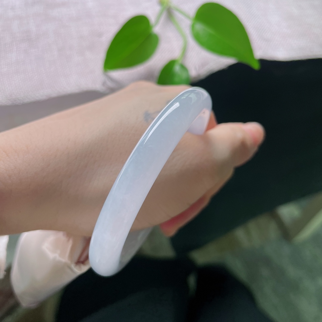 54/9.5，圆条，无裂，镯如凝脂白玉，冰润通透，简约素镯，衬出温婉干净的东方气质。ss59058a