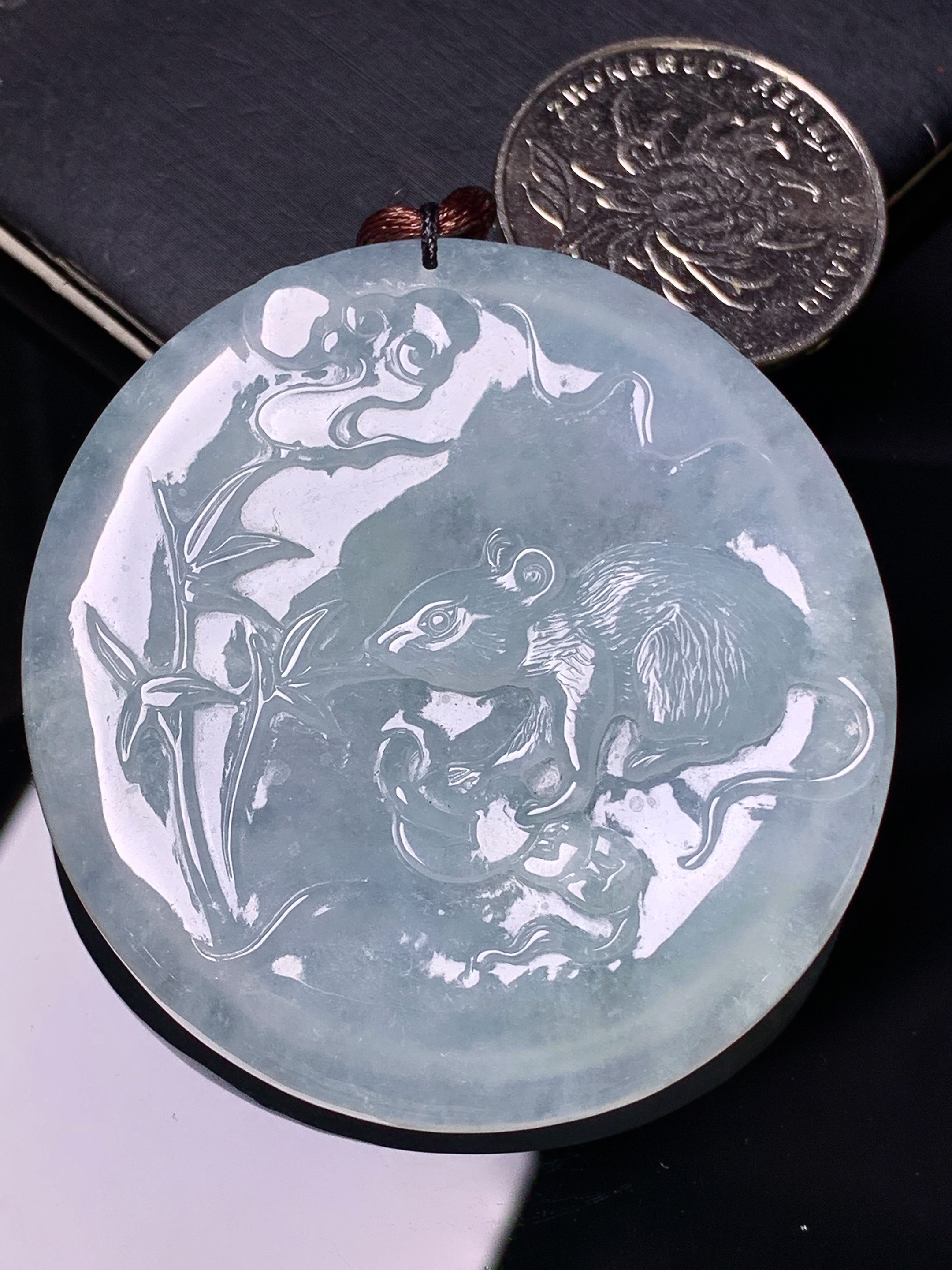 生肖鼠吊坠 玉质细腻 色泽艳丽清新 水润亮眼 整体尺寸51*48.8*5.3 b2