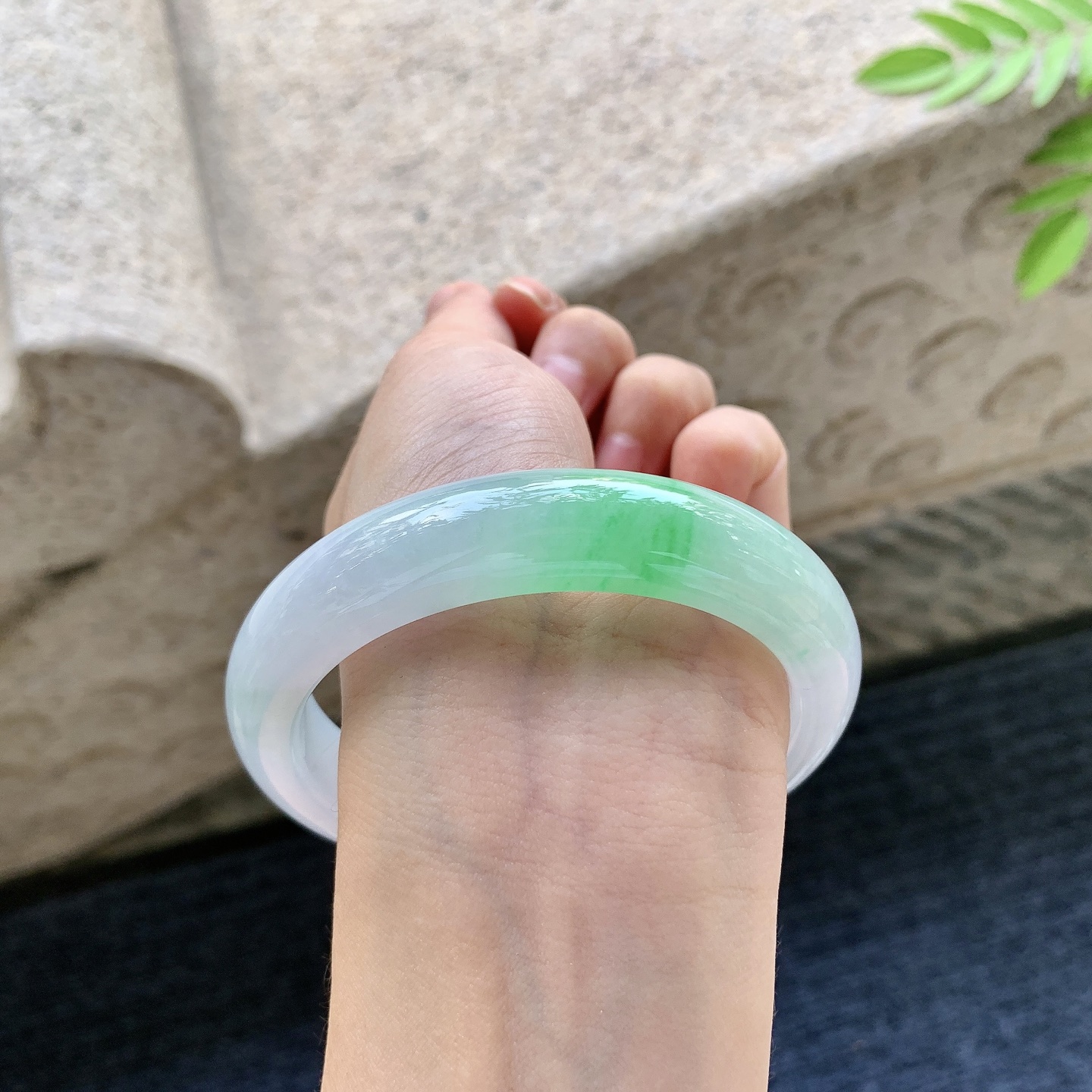 正圈60 61 圈口61.4/13.8/9.4 编码D5091522 冰糯春带彩，飘绿，水润，种老，细腻，无裂