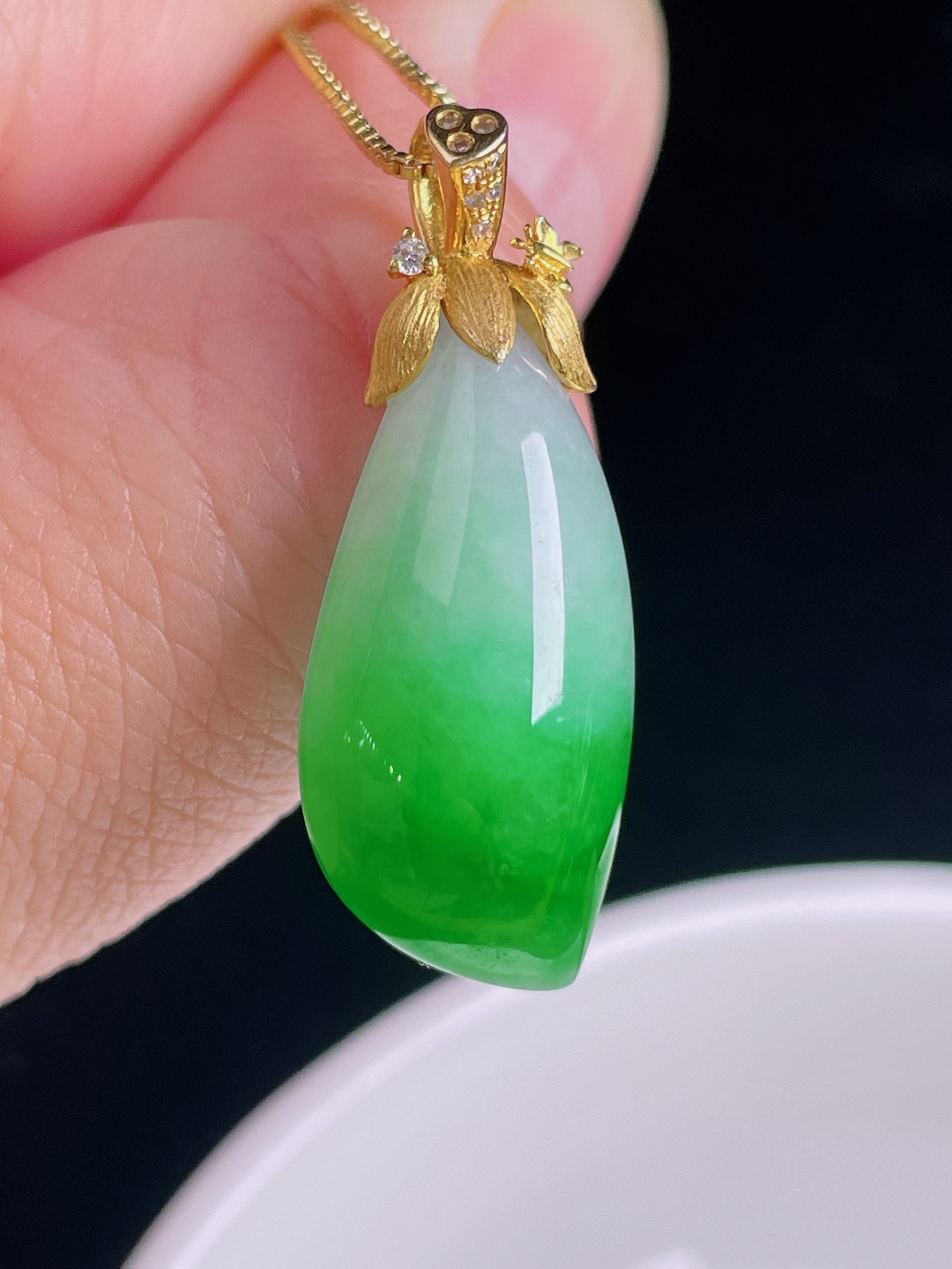 辣绿随形，18k镶嵌，老种起光，细底通透，尺寸：32.2裸石26/12.8/7mm0917