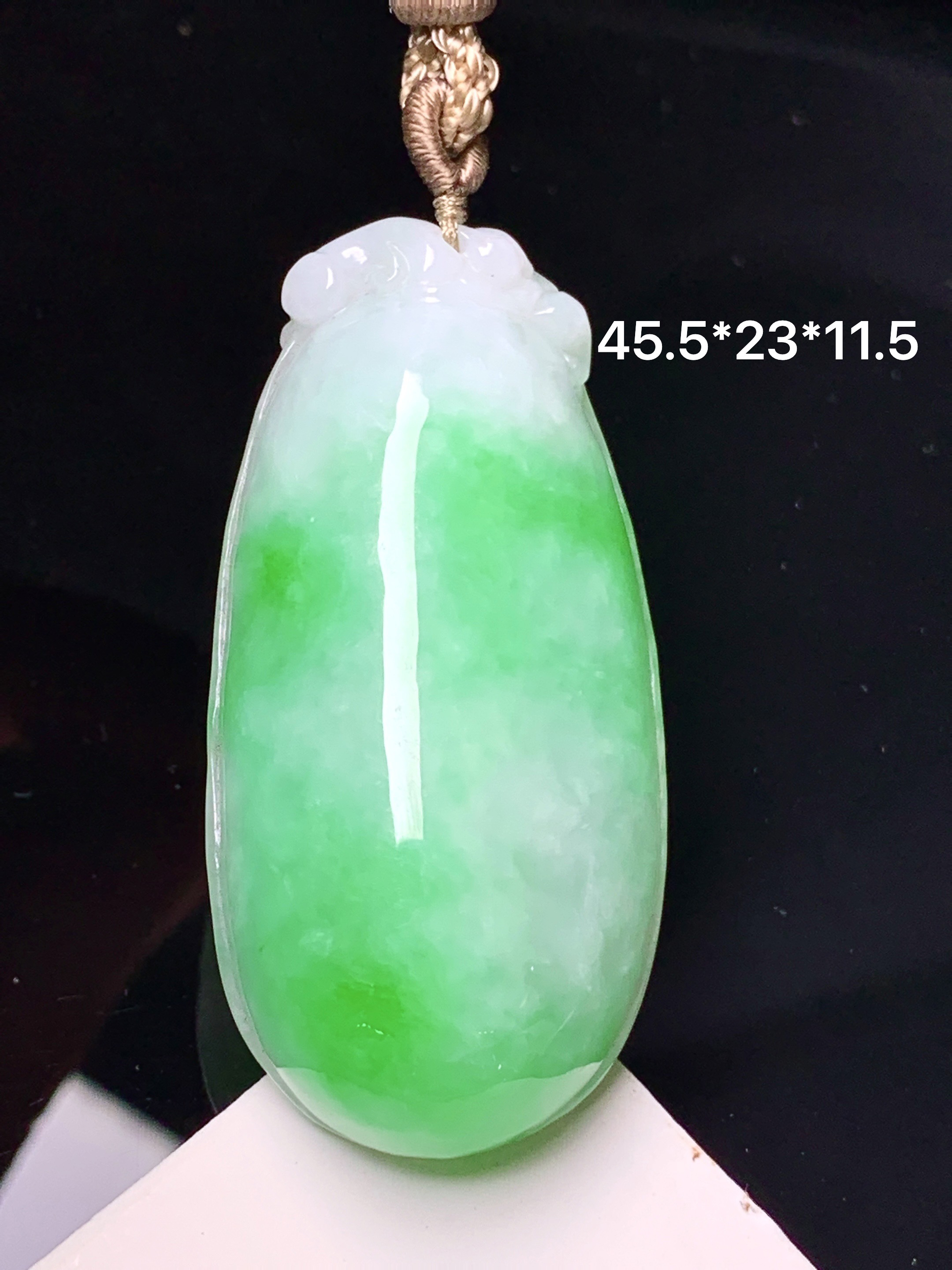 阳绿福瓜吊坠 玉质细腻 色泽艳丽清新 水润亮眼 整体尺寸45.5*23*11.5 a5