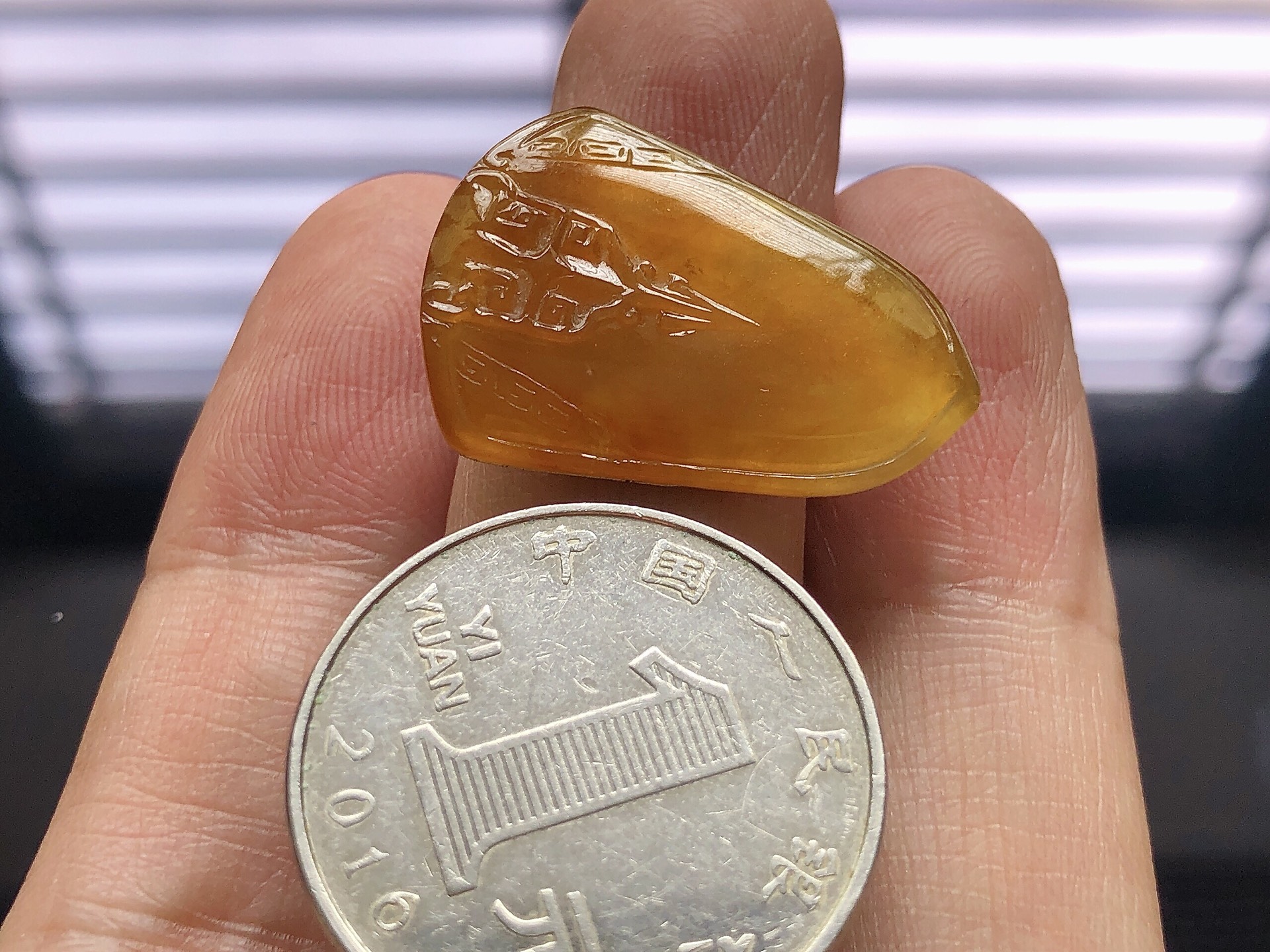 ️ 冰种黄翡平安牌，色泽极美，通透水润，玉质细腻，夺目迷人，镶嵌效果，品相，无裂，尺寸26.3*19*3.8