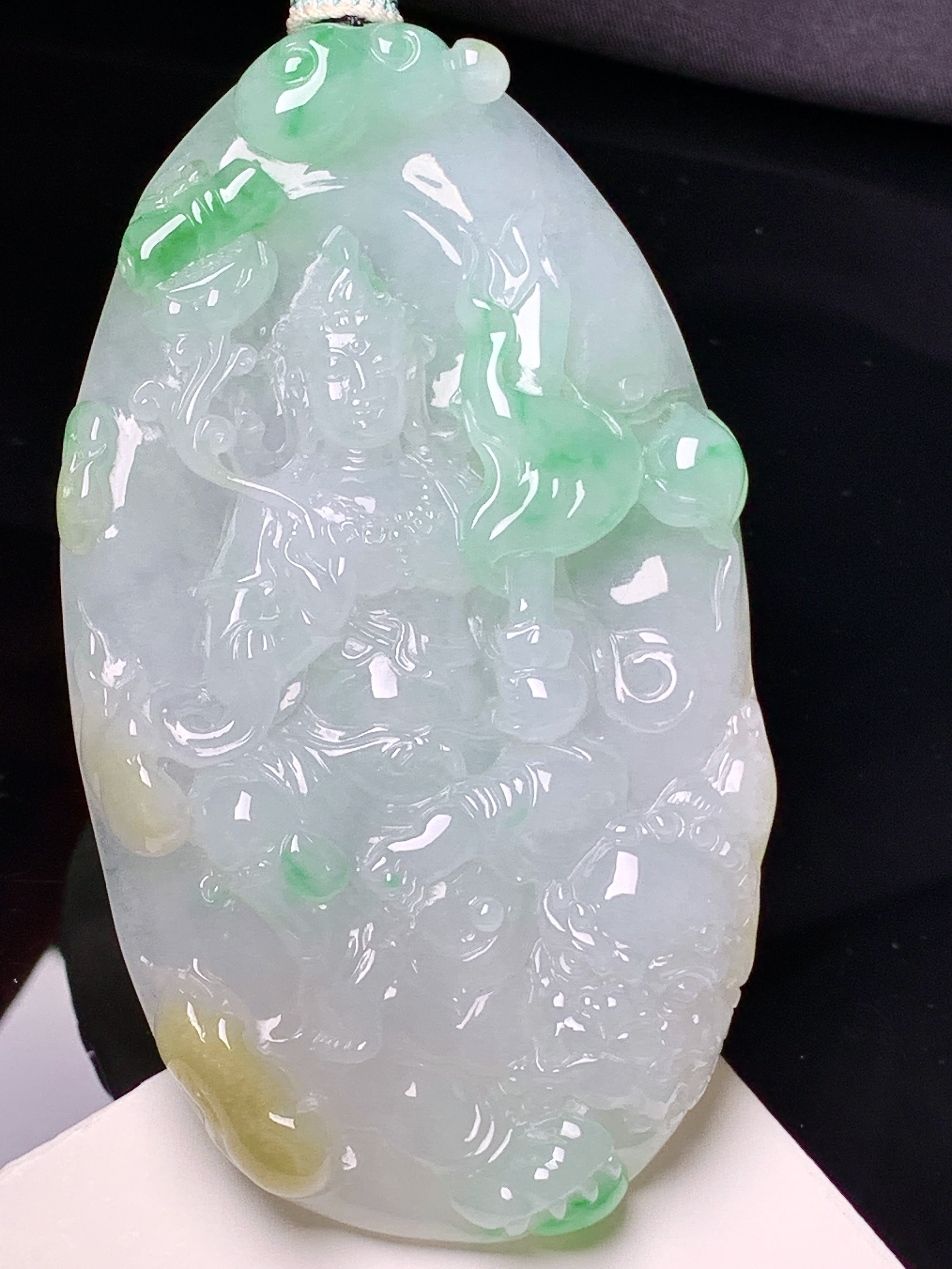 飘花观音菩萨吊坠 玉质细腻 色泽艳丽清新 水润亮眼 整体尺寸81.2*47*8.5 a5